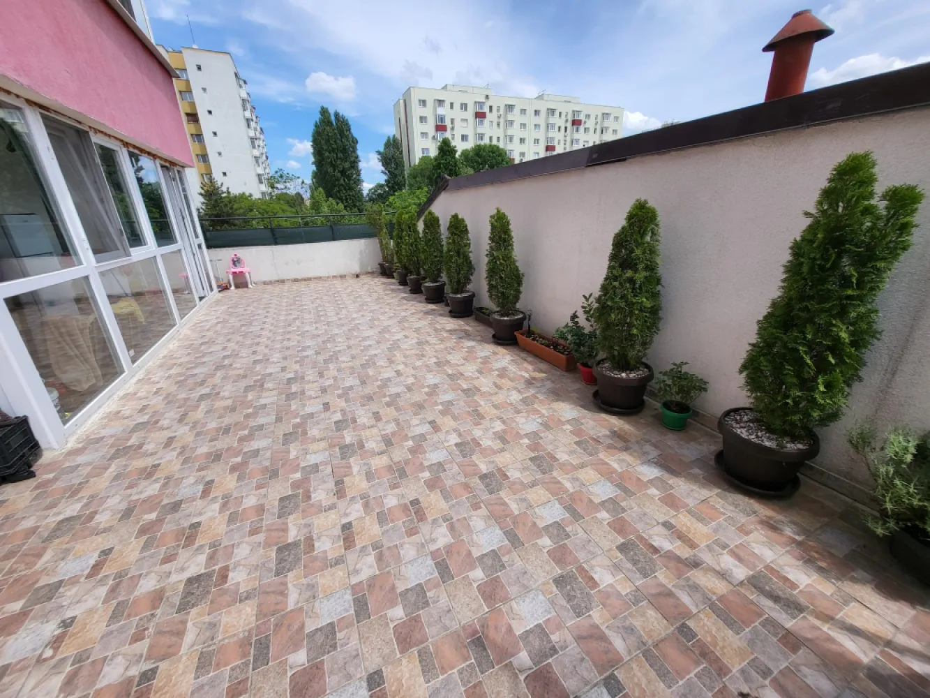 Apartament 3 camere cu terasa - Se vinde apartament decomandat cu 3 camere, etaj 2 5, in bloc finalizat in anul 2018, suprafata utila 113 mp. Apartamentul este in stare buna, are centrala termica proprie, terasa generoasa conceputa ca spațiu ideal pentru relaxare sau petrecerea timpului liber alături de cei dragi. Este situat pe strada Luica, bloc stradal, in apropierea bulevardului Constantin Brâncoveanu, sector 4.Este in apropiere de mijloace de transport in comun, magazine, scoala, gradinita.&nbsp;153.000€