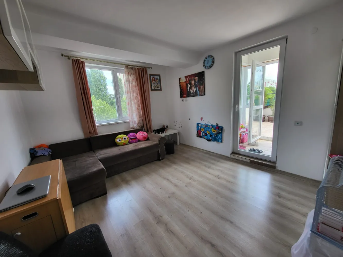 Apartament 3 camere cu terasa - Se vinde apartament decomandat cu 3 camere, etaj 2 5, in bloc finalizat in anul 2018, suprafata utila 113 mp. Apartamentul este in stare buna, are centrala termica proprie, terasa generoasa conceputa ca spațiu ideal pentru relaxare sau petrecerea timpului liber alături de cei dragi. Este situat pe strada Luica, bloc stradal, in apropierea bulevardului Constantin Brâncoveanu, sector 4.Este in apropiere de mijloace de transport in comun, magazine, scoala, gradinita.&nbsp;153.000€