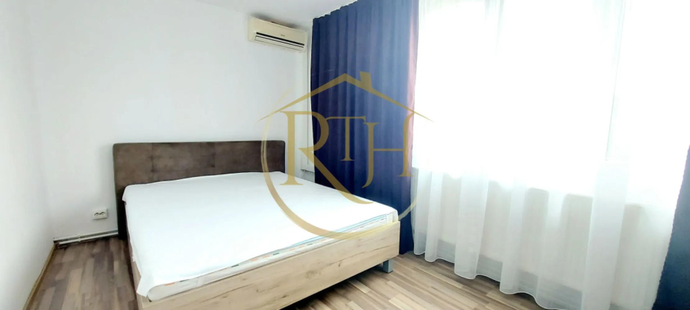 Oferim apartament cu 1 camera, langa Iulius Mall, centrala proprie pe gaz - Oferim spre închiriere un apartament cu 1 cameră, spațios și bine compartimentat, situat la etajul 3 al unui bloc amplasat pe Calea Sever Bocu, în zona Lipovei, la doar 5 minute de Iulius Mall. Locația oferă acces rapid către centre comerciale, mijloace de transport în comun, supermarketuri, restaurante și principalele puncte de interes ale orașului.

Apartamentul este compus dintr-o cameră generoasă, bucătărie open-space cu holul de la intrare și baie prevăzută cu vană și geam pentru aerisire naturală. Se închiriază complet mobilat și utilat, fiind pregătit pentru mutare imediată.
Printre dotările apartamentului se regăsesc pat matrimonial, dressing generos dispus pe întreaga lungime a unui perete, televizor, mașină de spălat rufe, frigider, aragaz, cuptor electric, hotă, cuptor cu microunde și două aparate de aer condiționat. Confortul termic este asigurat de centrala termică proprie pe gaz, oferind costuri eficiente de întreținere și control asupra consumului.

Locuința este ideală pentru o persoană sau un cuplu care își dorește stabilitate și confort, fiind disponibilă pentru închiriere pe termen lung. Nu se acceptă animale de companie.
Apartamentul este disponibil începând cu data de 1 Iulie.
Vizionare online : https://youtu.be/sbEyCJF6azw?si=cDu0hpjWF7g7zgRn
Prețul chiriei este de 300 euro/lună + garanție 300 euro + comision agenție.
Proprietate reprezentată de RealTimHouse.ro – Un pas spre un loc doar al tău!
