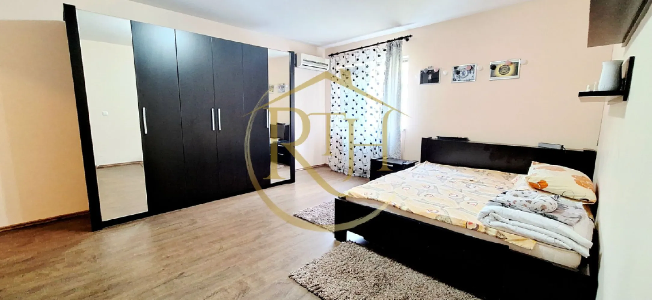 Oferim spre inchiriere apartament cu 1 camera,loc de parcare,Complex Studentesc - Închiriem apartament cu o cameră, decomandat, situat la etajul 1 din 3 al unui bloc nou din Complexul Studențesc, una dintre cele mai apreciate zone din Timișoara datorită accesibilității și proximității față de principalele puncte de interes. Locuința este amenajată modern și se închiriază complet mobilată și utilată, oferind un spațiu confortabil, practic și primitor.

Apartamentul beneficiază de o compartimentare eficientă și cuprinde un hol de intrare cu o bucătărie separată de camera, un dormitor spațios dotat cu pat matrimonial dulap mare de haine și o baie echipată cu cadă, ideală pentru momentele de relaxare. Atmosfera modernă și finisajele atent alese îl transformă într-o alegere excelentă pentru cei care își doresc confort și funcționalitate.
Locuința dispune de centrală termică proprie pe gaz si clima, ceea ce permite un control eficient al temperaturii și costuri reduse de întreținere pe tot parcursul anului. În plus, chiriașul beneficiază de loc de parcare în curtea blocului, accesul fiind securizat prin barieră și sistem de supraveghere video. Imobilul este monitorizat permanent, oferind un plus de siguranță și liniște. Un avantaj suplimentar îl reprezintă accesul gratuit la sala de fitness privată, disponibilă exclusiv locatarilor.

Proprietatea este ideală pentru o singură persoană sau pentru un cuplu care își dorește un apartament modern, într-o zonă foarte bine conectată la oraș, aproape de universități, restaurante, magazine și mijloace de transport în comun. Perioada minimă de închiriere este de 12 luni, iar apartamentul este disponibil imediat.

Prețul chiriei este de 350 euro/lună, la care se adaugă garanția de 350 euro și comisionul agenției.
Vizionarea online este disponibilă la linkul: https://youtu.be/u4h-Ci60xcs?is=hSOstFIgZ00KgMe2
Proprietatea este reprezentată de RealTimHouse.ro – Un pas spre un loc doar al tău!