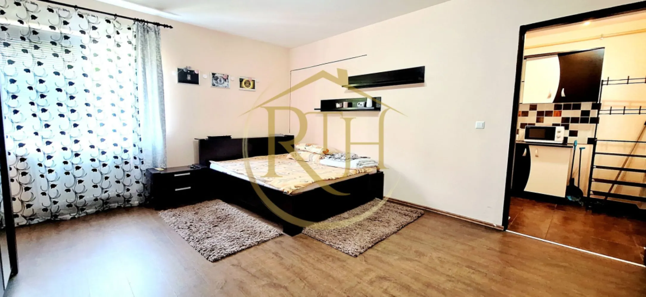 Oferim spre inchiriere apartament cu 1 camera,loc de parcare,Complex Studentesc - Închiriem apartament cu o cameră, decomandat, situat la etajul 1 din 3 al unui bloc nou din Complexul Studențesc, una dintre cele mai apreciate zone din Timișoara datorită accesibilității și proximității față de principalele puncte de interes. Locuința este amenajată modern și se închiriază complet mobilată și utilată, oferind un spațiu confortabil, practic și primitor.

Apartamentul beneficiază de o compartimentare eficientă și cuprinde un hol de intrare cu o bucătărie separată de camera, un dormitor spațios dotat cu pat matrimonial dulap mare de haine și o baie echipată cu cadă, ideală pentru momentele de relaxare. Atmosfera modernă și finisajele atent alese îl transformă într-o alegere excelentă pentru cei care își doresc confort și funcționalitate.
Locuința dispune de centrală termică proprie pe gaz si clima, ceea ce permite un control eficient al temperaturii și costuri reduse de întreținere pe tot parcursul anului. În plus, chiriașul beneficiază de loc de parcare în curtea blocului, accesul fiind securizat prin barieră și sistem de supraveghere video. Imobilul este monitorizat permanent, oferind un plus de siguranță și liniște. Un avantaj suplimentar îl reprezintă accesul gratuit la sala de fitness privată, disponibilă exclusiv locatarilor.

Proprietatea este ideală pentru o singură persoană sau pentru un cuplu care își dorește un apartament modern, într-o zonă foarte bine conectată la oraș, aproape de universități, restaurante, magazine și mijloace de transport în comun. Perioada minimă de închiriere este de 12 luni, iar apartamentul este disponibil imediat.

Prețul chiriei este de 350 euro/lună, la care se adaugă garanția de 350 euro și comisionul agenției.
Vizionarea online este disponibilă la linkul: https://youtu.be/u4h-Ci60xcs?is=hSOstFIgZ00KgMe2
Proprietatea este reprezentată de RealTimHouse.ro – Un pas spre un loc doar al tău!