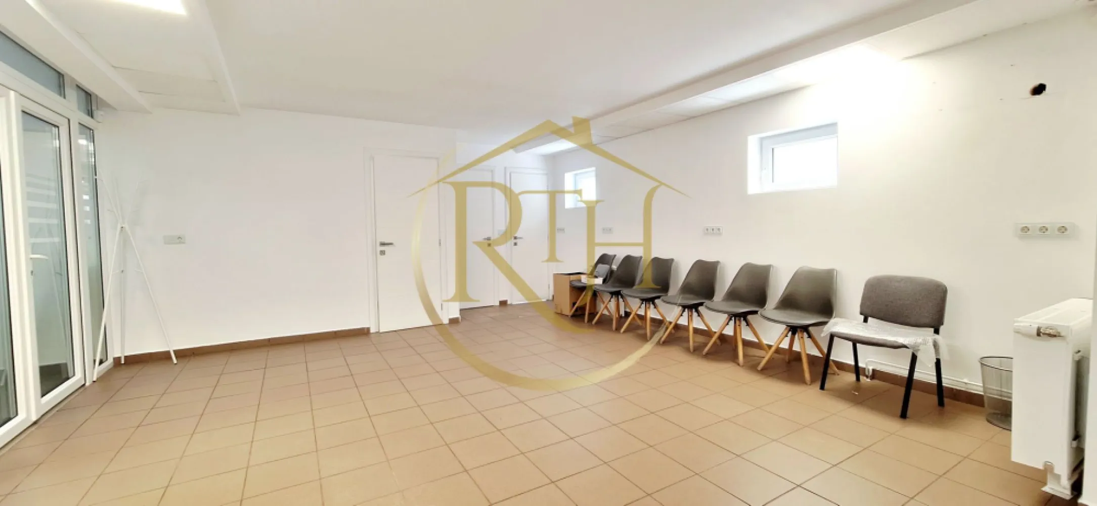 Spațiu comercial SAD de închiriat – Calea Martirilor, Timișoara, 0% comision - Spațiu comercial SAD de închiriat, situat într-o zonă foarte bine poziționată din Timișoara, pe Calea Martirilor, la parterul unui bloc în care funcționează deja mai multe spații cu diverse activități comerciale și de servicii. Zona beneficiază de acces facil, vizibilitate bună și trafic constant, fiind ideală pentru desfășurarea unei game variate de activități profesionale și comerciale.

Spațiul are o suprafață utilă de 53 mp și o suprafață construită de 60 mp, fiind compartimentat practic și eficient în două încăperi mai mici și o încăpere principală mai generoasă, la care se adaugă grup sanitar și spațiu de depozitare. Compartimentarea permite adaptarea ușoară în funcție de necesitățile viitorului chiriaș, oferind atât zone pentru lucru individual sau birouri, cât și spațiu pentru recepție, sală de așteptare sau activități comerciale.
Poziționarea reprezintă unul dintre principalele avantaje ale proprietății, spațiul aflându-se la doar 2 minute de Lidl, la aproximativ 5 minute de Spitalul Județean și foarte aproape de mijloacele de transport în comun, ceea ce îl face ușor accesibil atât pentru clienți, cât și pentru angajați. Zona este una activă și bine dezvoltată, cu numeroase blocuri de locuințe și puncte de interes în apropiere.
Datorită compartimentării și amplasării, spațiul este potrivit pentru multiple activități precum cabinete medicale, cabinete veterinare, birouri, contabilitate, consultanță, salon de înfrumusețare, cosmetică, salon de masaj, agenție imobiliară, showroom, activități de servicii, meditații sau alte activități comerciale și profesionale.
Spatiul se inchiriaza nemobilat .

Vizionare online : 
Prețul chiriei este de 850 euro/lună, ușor negociabil, iar garanția este echivalentul unei luni de chirie. 0% comision .
Vizionare online : https://youtu.be/0sRJIi4aSlc?is=u7c-IIGEPhQoSyxu
Proprietatea este reprezentată de RealTimHouse.ro – Un pas spre un loc doar al tău!