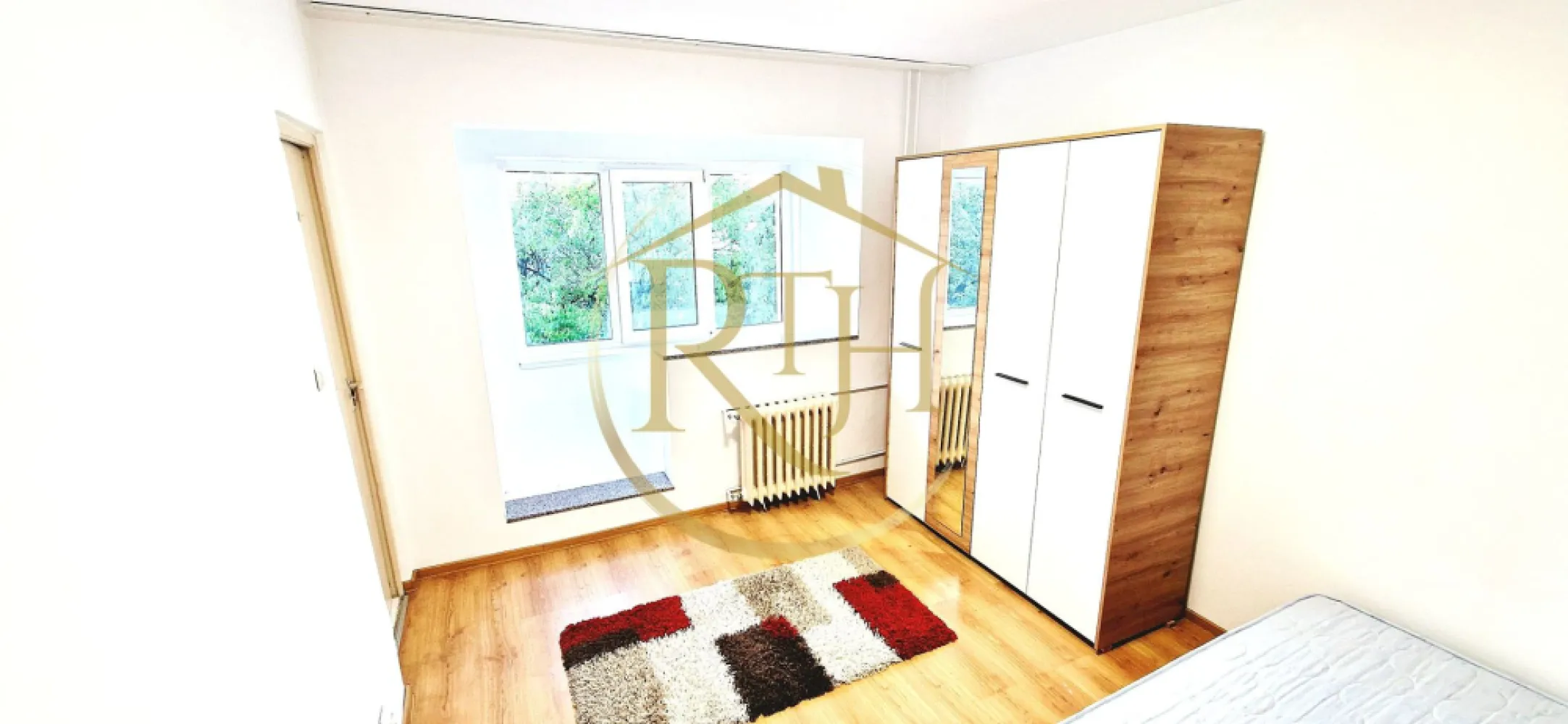 Apartament 1 cameră de închiriat, zona Aradului, lângă Iulius Mall. 0% comision - Se oferă spre închiriere un apartament cu 1 cameră, situat în zona Aradului, una dintre cele mai apreciate și bine conectate zone ale Timișoarei, la doar câteva minute de Iulius Mall. Locuința are o suprafață utilă de 27 mp și este amplasată la etajul 3 al unui bloc cu 4 etaje, bine întreținut și eficient izolat termic, ceea ce asigură un nivel ridicat de confort și costuri reduse la întreținere.

Apartamentul este compus din hol cu spațiu de depozitare, baie, cameră, bucătărie separată și balcon. Se închiriază complet mobilat și utilat, fiind dotat cu mașină de spălat, aragaz și frigider. Proprietatea a fost recent renovată după plecarea ultimilor chiriași și se predă curată, pregătită pentru mutare imediată. În plus, urmează să fie montate jaluzele la balcon, oferind un plus de confort și intimitate. Încălzirea se realizează prin sistemul de termoficare.

Poziționarea este unul dintre principalele avantaje ale acestei proprietăți, având acces rapid către Lidl, Piața Dacia, Iulius Mall, Dedeman, Kapa Center, Euro Shopping Center, precum și către școli, grădinițe, farmacii, bănci și alte facilități necesare vieții de zi cu zi. Zona beneficiază de conexiuni excelente către toate punctele importante ale orașului și de acces facil la mijloacele de transport în comun.

Apartamentul este ideal pentru o persoană sau un cuplu care își dorește o locuință practică, bine amplasată și gata de mutare.

Prețul chiriei este de 260 euro/lună, cu o garanție în valoare de 260 euro. Proprietatea este disponibilă imediat și nu se acceptă animale de companie.

Proprietate reprezentată de RealTimHouse.ro – Un pas spre un loc doar al tău!