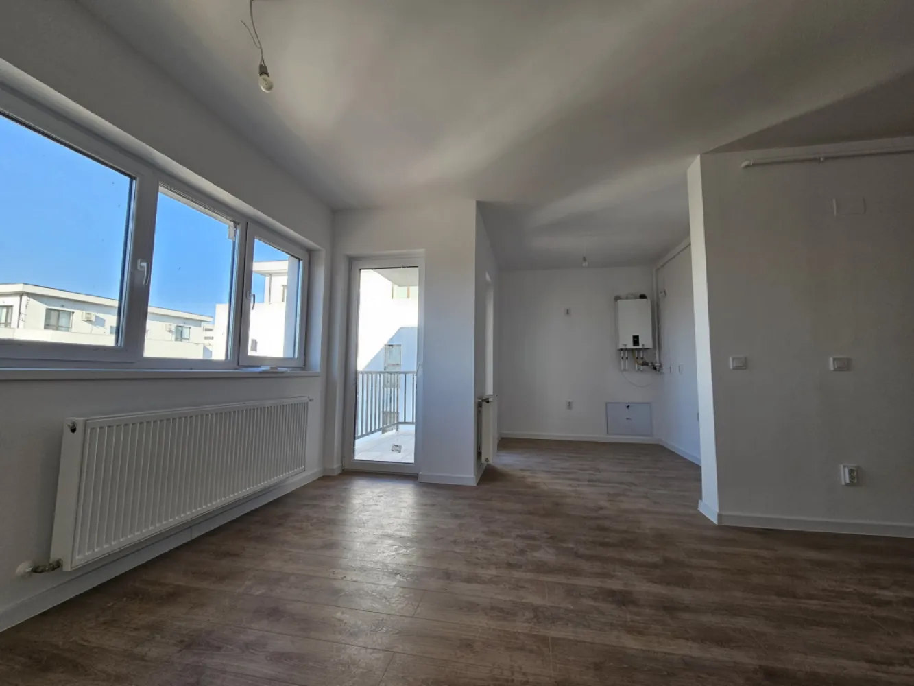 Ansamblu Doamna Stanca, Sibiu - Situat într-o zonă foarte bine conectată la principalele puncte de interes ale orașului, noul ansamblu rezidențial oferă apartamente moderne, bine compartimentate și gândite pentru un stil de viață confortabil și practic. Prima etapă a proiectului cuprinde 3 imobile cu regim de înălțime P+6, fiecare având doar 4 apartamente pe etaj – un detaliu care asigură intimitate și confort. Parterul este rezervat spațiilor comerciale, pentru un plus de accesibilitate în viața de zi cu zi. Ansamblul oferă apartamente bine dimensionate, cu 3 și 4 camere, în multiple variante funcționale, concepute astfel încât să răspundă nevoilor unei vieți urbane active. Locuințele se predau la un stadiu de semifinisat avansat, echipate cu centrală termică individuală în condensație și toate utilitățile contorizate separat. La cerere, există și opțiunea de predare finisată la cheie.