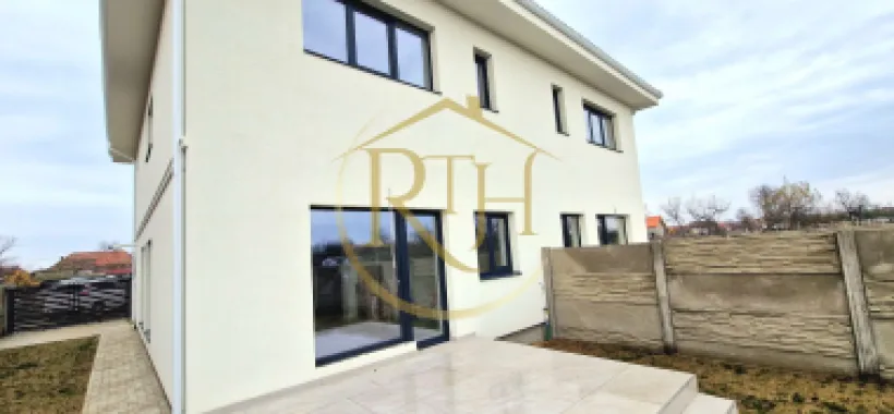 Duplex de vanzare cu 4 camere,2 bai,250 mp teren-Mosnita Veche zona Centrala.