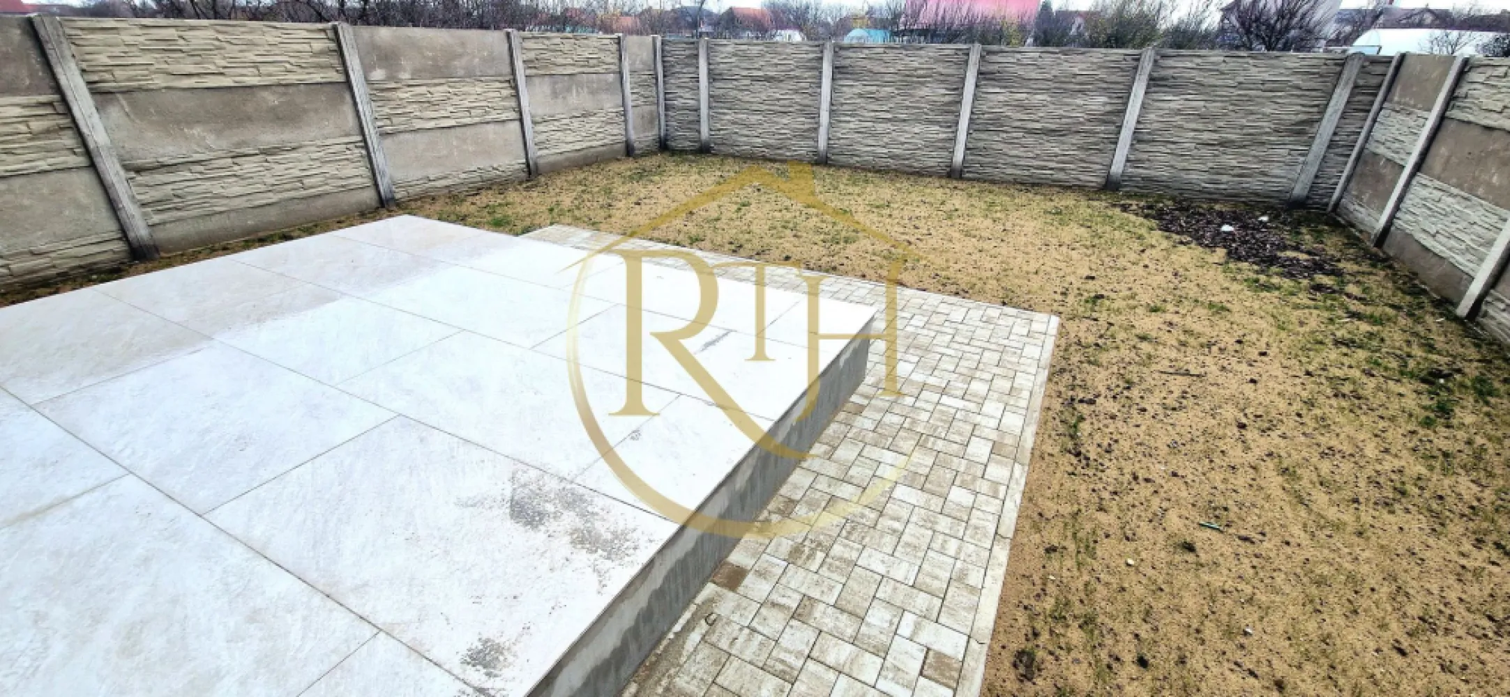 Duplex de vanzare cu 4 camere,2 bai,250 mp teren-Mosnita Veche zona Centrala. - Vânzare duplex 4 camere – Moșnița Veche

Proprietate complet finisată sau varianta la roșu – posibilitatea de a vă personaliza locuința!

Vă prezentăm un duplex modern și bine structurat, situat în Moșnița Veche, într-o poziție centrală, extrem de convenabilă pentru viața de zi cu zi. Proprietatea se află la doar 2 minute de mers pe jos de școală, biserică, supermarket, pizzerie, frizerie, florărie și alte servicii utile, oferind acces rapid la tot ceea ce aveți nevoie.

Detalii proprietate

Suprafață utilă: 116 mp

Suprafață teren: 250 mp

Terasă: 10 mp

Compartimentare gândită pentru confort
Parter:

Hol de intrare spațios
Bucătărie luminoasă, cu acces direct la terasă
Living generos, ideal pentru zona de zi
Baie modernă
Cameră tehnică / spațiu depozitare

Etaj:

3 dormitoare bine proporționate
Dressing separat
Baie
(Ideale pentru familii care apreciază intimitatea și spațiul bine optimizat.)

Exterior și facilități

Curte amenajată cu gazon și pavaj, pregătită pentru relaxare
Locuri de parcare în curte
Terasă de 10 mp, perfectă pentru timp petrecut în aer liber

Dotări și beneficii tehnice

Încălzire în pardoseală cu centrală proprie
Izolație fonică ce asigură confort acustic
Geamuri termopan de calitate superioară – Salamander
Toate utilitățile: apă, canalizare, gaz, curent
Construcție solidă, realizată cu materiale moderne și eficiente energetic

Variantă disponibilă și în stadiul “la roșu”

Pe lângă unitatea complet finisată, există și varianta la roșu, oferind avantajul de a vă alege singuri finisajele interioare (gresie, faianță, parchet, uși, obiecte sanitare etc.), astfel încât locuința să reflecte exact stilul și preferințele dumneavoastră.
Această opțiune este ideală pentru cei care își doresc un cămin personalizat până în cele mai mici detalii.
Preț: 174.900 €, comision ,,0''
Proprietate reprezentată de RealTimHouse.ro – Un pas spre un loc doar al tău!