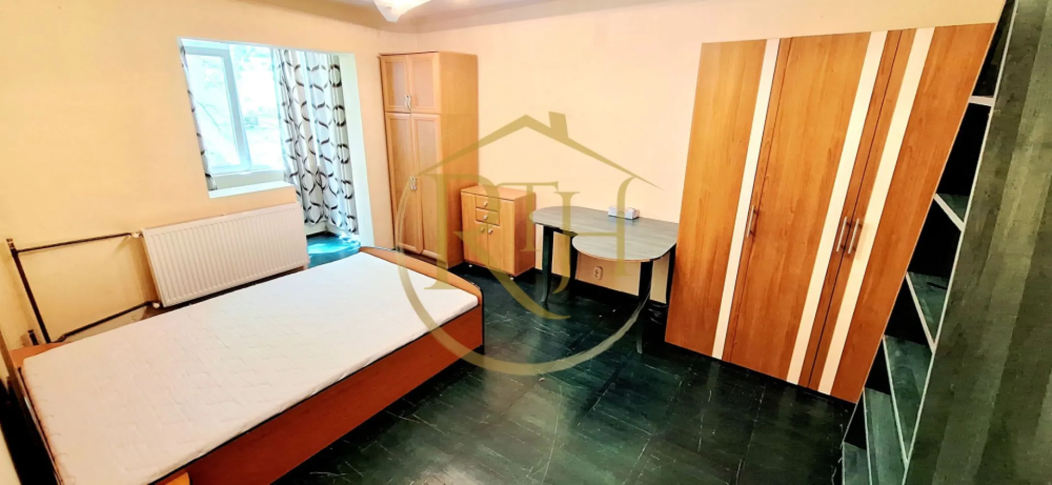 Oferim spre inchiriere apartament 1 camera, decomandat, Complex Studentesc - Oferim spre închiriere un apartament cu 1 cameră, model decomandat, situat la etajul 2, în Complexul Studențesc, pe Intrarea Roma, lângă fostul restaurant Dinar, într-o zonă excelentă, la câțiva pași de toate facultățile. Locația este ideală pentru studenți sau tineri profesioniști care își doresc acces rapid către universități, mijloace de transport și puncte de interes.

Apartamentul este complet mobilat și utilat, fiind foarte bine compartimentat și luminos. Este compus din dormitor confortabil, balcon închis în termopan (ideal pentru depozitare sau relaxare), hol de acces, baie cu cadă și bucătărie separată. Locuința dispune de multiple spații de depozitare, inclusiv în balcon, ceea ce oferă un plus de funcționalitate.
Este dotat cu toate electrocasnicele necesare, precum mașină de spălat rufe, cuptor cu microunde, frigider și aragaz pe gaz racordat la rețeaua orașului. Încălzirea se realizează prin sistemul centralizat al orașului.
Apartamentul este ideal pentru un cuplu sau o singură persoană. Nu se acceptă animale de companie. Se caută chiriași serioși și stabili, pentru o colaborare pe termen lung.

Proprietate reprezentată de RealTimHouse.ro – Un pas spre un loc doar al tău!
Vizionare online: https://youtu.be/fvuuEMft5uI?is=F1UImwoUewJy33Cp
Preț: 250 euro/lună chirie + garanție 250 euro + comision agenție.