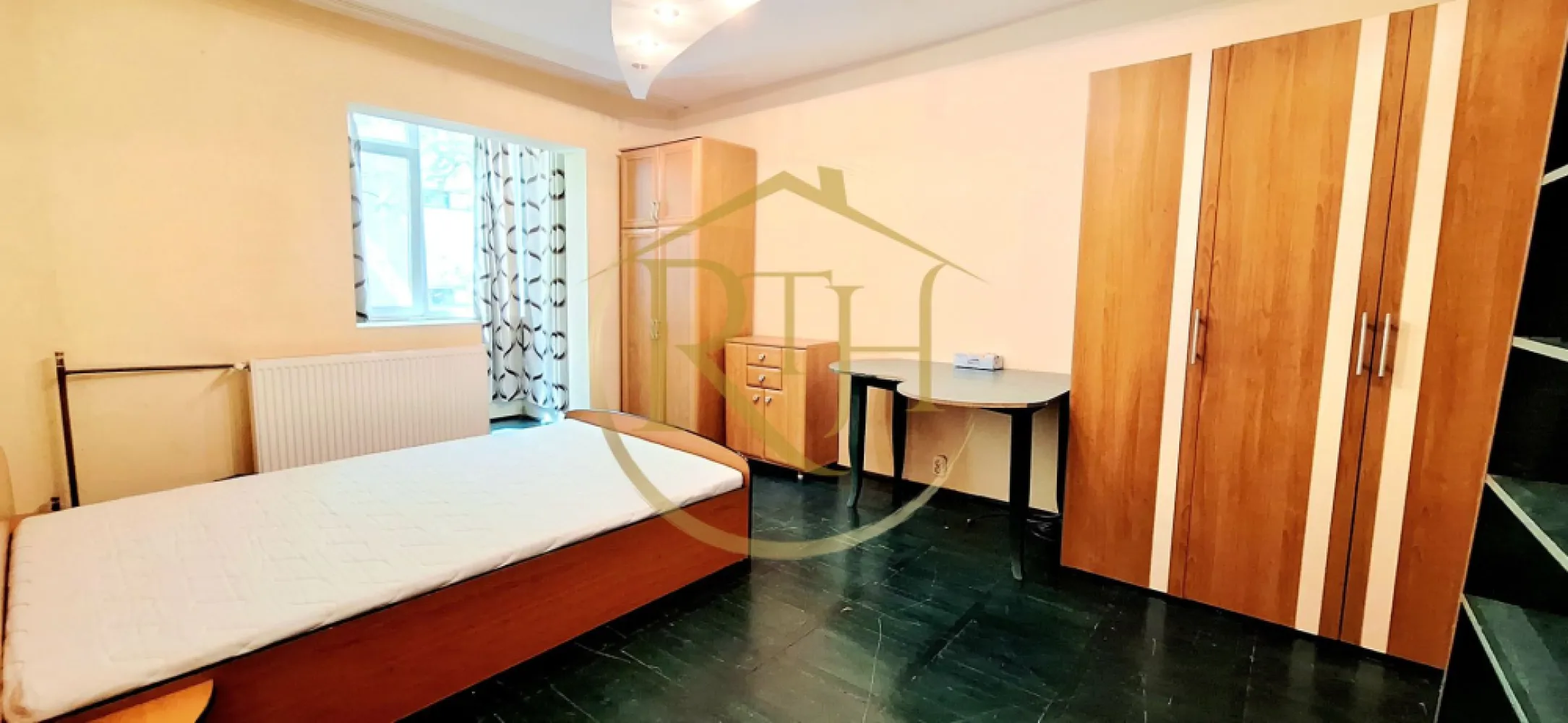 Oferim spre inchiriere apartament 1 camera, decomandat, Complex Studentesc - Oferim spre închiriere un apartament cu 1 cameră, model decomandat, situat la etajul 2, în Complexul Studențesc, pe Intrarea Roma, lângă fostul restaurant Dinar, într-o zonă excelentă, la câțiva pași de toate facultățile. Locația este ideală pentru studenți sau tineri profesioniști care își doresc acces rapid către universități, mijloace de transport și puncte de interes.

Apartamentul este complet mobilat și utilat, fiind foarte bine compartimentat și luminos. Este compus din dormitor confortabil, balcon închis în termopan (ideal pentru depozitare sau relaxare), hol de acces, baie cu cadă și bucătărie separată. Locuința dispune de multiple spații de depozitare, inclusiv în balcon, ceea ce oferă un plus de funcționalitate.
Este dotat cu toate electrocasnicele necesare, precum mașină de spălat rufe, cuptor cu microunde, frigider și aragaz pe gaz racordat la rețeaua orașului. Încălzirea se realizează prin sistemul centralizat al orașului.
Apartamentul este ideal pentru un cuplu sau o singură persoană. Nu se acceptă animale de companie. Se caută chiriași serioși și stabili, pentru o colaborare pe termen lung.

Proprietate reprezentată de RealTimHouse.ro – Un pas spre un loc doar al tău!
Vizionare online: https://youtu.be/fvuuEMft5uI?is=F1UImwoUewJy33Cp
Preț: 250 euro/lună chirie + garanție 250 euro + comision agenție.