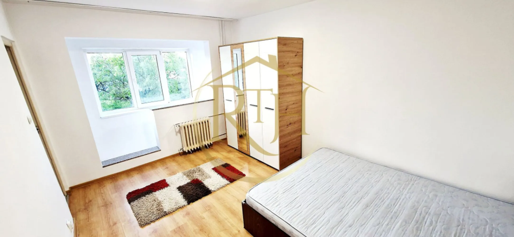 Apartament 1 cameră de închiriat, zona Aradului, lângă Iulius Mall. 0% comision - Se oferă spre închiriere un apartament cu 1 cameră, situat în zona Aradului, una dintre cele mai apreciate și bine conectate zone ale Timișoarei, la doar câteva minute de Iulius Mall. Locuința are o suprafață utilă de 27 mp și este amplasată la etajul 3 al unui bloc cu 4 etaje, bine întreținut și eficient izolat termic, ceea ce asigură un nivel ridicat de confort și costuri reduse la întreținere.

Apartamentul este compus din hol cu spațiu de depozitare, baie, cameră, bucătărie separată și balcon. Se închiriază complet mobilat și utilat, fiind dotat cu mașină de spălat, aragaz și frigider. Proprietatea a fost recent renovată după plecarea ultimilor chiriași și se predă curată, pregătită pentru mutare imediată. În plus, urmează să fie montate jaluzele la balcon, oferind un plus de confort și intimitate. Încălzirea se realizează prin sistemul de termoficare.

Poziționarea este unul dintre principalele avantaje ale acestei proprietăți, având acces rapid către Lidl, Piața Dacia, Iulius Mall, Dedeman, Kapa Center, Euro Shopping Center, precum și către școli, grădinițe, farmacii, bănci și alte facilități necesare vieții de zi cu zi. Zona beneficiază de conexiuni excelente către toate punctele importante ale orașului și de acces facil la mijloacele de transport în comun.

Apartamentul este ideal pentru o persoană sau un cuplu care își dorește o locuință practică, bine amplasată și gata de mutare.

Prețul chiriei este de 260 euro/lună, cu o garanție în valoare de 260 euro. Proprietatea este disponibilă imediat și nu se acceptă animale de companie.

Proprietate reprezentată de RealTimHouse.ro – Un pas spre un loc doar al tău!