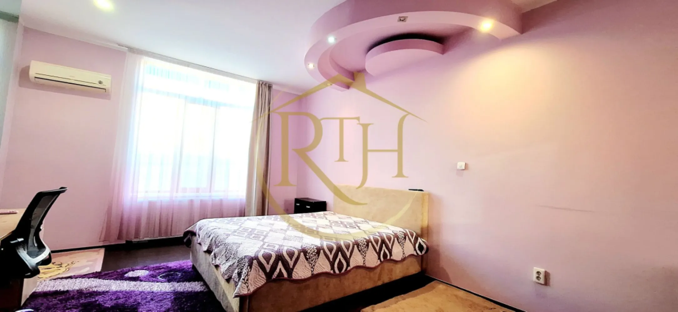 Oferim spre inchiriere apartament spatios, cu 3 camere, aproape de Nokia - Apartament spațios cu 3 camere, aproximativ 80 mp, disponibil spre închiriere, situat la parter inalt, într-o vilă foarte aproape de malul Begai – Zona Iosefin, la doar câteva minute de Piața Iosefin, Gara de Nord, Nokia, Zona Maria, Sinaia și de Zona Centrală. Locuința oferă un ambient plăcut și bine organizat, fiind compusă din două dormitoare confortabile, living generos, baie cu vană, bucătărie practică cu spații de depozitare și dressing.

Apartamentul beneficiază de o mică terasă în față, perfectă pentru cafeaua de dimineață, iar în spatele casei se află un loc de grătar care poate deveni rapid locul preferat pentru relaxare sau întâlniri cu prietenii. Curtea este comună, însă foarte bine întreținută, cu vecini liniștiți și civilizați. Fiecare locatar dispune de propriul spațiu în curte, ideal pentru relaxare, grătar sau chiar un mic loc de joacă pentru copii.
Confortul locuinței este asigurat de centrală termică pe gaz cu termostat ambient, aer condiționat în dormitor, geamuri termopan și contorizare individuală. Apartamentul este complet echipat cu trei televizoare, mașină de spălat haine, aspirator, cuptor cu microunde și combină frigorifică. Bucătăria dispune de electrocasnice incorporabile: cuptor electric, aragaz pe gaz și hotă, oferind tot ce este necesar pentru un stil de viață confortabil.

Proprietatea este ideală pentru o familie, un cuplu sau două persoane care își doresc liniște, spațiu și o locație foarte bine conectată cu orașul. Se acceptă animale de talie mică, cu condiția achitării a două garanții.
Vizionare online pe linkul următor: https://youtu.be/JcJVZQU9lMI?is=M9Mpbcs89FLeJc-f

Preț: 450 euro + garanție 450 euro + comision agenție.
Proprietate reprezentată de RealTimHouse.ro - Un pas spre un loc doar al tău!