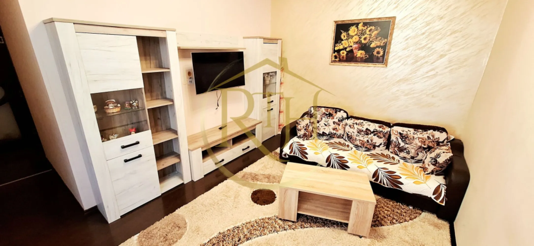 Oferim spre inchiriere apartament spatios, cu 3 camere, aproape de Nokia - Apartament spațios cu 3 camere, aproximativ 80 mp, disponibil spre închiriere, situat la parter inalt, într-o vilă foarte aproape de malul Begai – Zona Iosefin, la doar câteva minute de Piața Iosefin, Gara de Nord, Nokia, Zona Maria, Sinaia și de Zona Centrală. Locuința oferă un ambient plăcut și bine organizat, fiind compusă din două dormitoare confortabile, living generos, baie cu vană, bucătărie practică cu spații de depozitare și dressing.

Apartamentul beneficiază de o mică terasă în față, perfectă pentru cafeaua de dimineață, iar în spatele casei se află un loc de grătar care poate deveni rapid locul preferat pentru relaxare sau întâlniri cu prietenii. Curtea este comună, însă foarte bine întreținută, cu vecini liniștiți și civilizați. Fiecare locatar dispune de propriul spațiu în curte, ideal pentru relaxare, grătar sau chiar un mic loc de joacă pentru copii.
Confortul locuinței este asigurat de centrală termică pe gaz cu termostat ambient, aer condiționat în dormitor, geamuri termopan și contorizare individuală. Apartamentul este complet echipat cu trei televizoare, mașină de spălat haine, aspirator, cuptor cu microunde și combină frigorifică. Bucătăria dispune de electrocasnice incorporabile: cuptor electric, aragaz pe gaz și hotă, oferind tot ce este necesar pentru un stil de viață confortabil.

Proprietatea este ideală pentru o familie, un cuplu sau două persoane care își doresc liniște, spațiu și o locație foarte bine conectată cu orașul. Se acceptă animale de talie mică, cu condiția achitării a două garanții.
Vizionare online pe linkul următor: https://youtu.be/JcJVZQU9lMI?is=M9Mpbcs89FLeJc-f

Preț: 450 euro + garanție 450 euro + comision agenție.
Proprietate reprezentată de RealTimHouse.ro - Un pas spre un loc doar al tău!