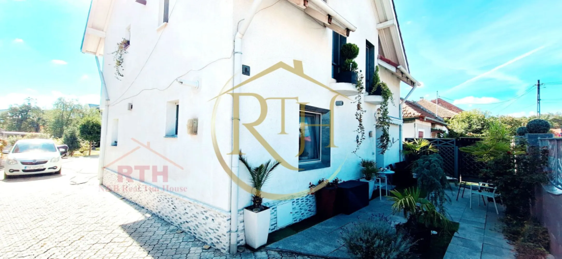 Oferim spre vanzare, proprietate deosebita, 7 camere, zona Modern 0% Comision - Această casă deosebită, situată în zona Modern din Timișoara, oferă un echilibru perfect între spațiu generos, funcționalitate și confort, fiind ideală atât pentru o familie numeroasă, cât și pentru investiție. Cu o suprafață desfășurată de 278 mp și o suprafață utilă de 190 mp, proprietatea este amplasată pe un teren de 743 mp, într-o zonă liniștită, dar foarte bine conectată la facilități importante precum Lidl, Kaufland și Piața Badea Cârțan.
Casa are un regim de înălțime de parter plus etaj și este compartimentată inteligent pentru a oferi intimitate și confort. Partea din față a locuinței dispune la parter de un living generos open-space cu bucătăria, un dormitor, o baie, un birou și un hol spațios, având acces direct către terasa din față și cea din spate. La etaj, locuința continuă cu două dormitoare, un living open-space cu bucătăria și o baie, oferind un spațiu aerisit și luminos.
În partea din spate a proprietății se află două apartamente separate, unul la parter și unul la etaj, fiecare având propria intrare și contorizare individuală. Fiecare apartament este compus dintr-o cameră spațioasă, o bucătărie, o baie și o terasă, ceea ce le face ideale atât pentru locuință, cât și pentru închiriere. 
Un alt avantaj important al acestei proprietăți este podul generos, ideal pentru depozitare, oferind un spațiu suplimentar perfect organizării eficiente a lucrurilor necesare
Curtea generoasă este bine organizată și include o anexă recent construită, oferind un spațiu suplimentar versatil pentru depozitare sau alte activități. Accesul auto este securizat cu o poartă cu telecomandă, asigurând siguranță și confort proprietarilor. Spațiul exterior impresionează printr-o oază de verdeață, unde se regăsesc numeroase flori, palmieri și pomi fructiferi, creând un cadru relaxant și plăcut pentru momentele petrecute în aer liber.

Întreaga locuință beneficiază de un sistem de încălzire eficient, realizat prin centrală termică pe gaz, iar climatizarea este asigurată prin instalații de aer condiționat. Cu un total de 7 camere, 4 bucătării, 4 băi și 4 terase, această casă reprezintă o oportunitate unică pe piața imobiliară, fiind disponibilă la prețul de 347.000 euro. Nu se plateste comision agentie . 
Proprietate reprezentata in exclusivitate de RealTimHouse.ro - Un pas spre un loc doar al tau !
Vizionare online : https://youtu.be/HGyeU7rQmow?feature=shared