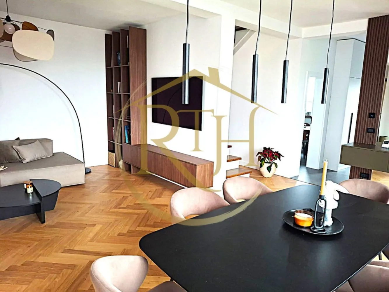 🏡 Duplex modern 5 camere în Giarmata Vii | 123 mp utili |290 mp teren. - 🏡 Duplex modern 5 camere în Giarmata Vii | 123 mp utili | 

Vă propunem spre vânzare un duplex modern cu 5 camere, construit cu materiale de calitate, situat într-o zonă liniștită și în plină dezvoltare din Giarmata Vii.

🔑 Comision 0% pentru cumpărător!

📐 Detalii proprietate

Suprafață utilă: 123 mp
Suprafață teren: 290 mp
Regim: P+E
Loc de parcare inclus (nr. 2)

Total: 5 camere

🏠 Compartimentare inteligentă

🔹 Parter:

Living generos cu bucătărie open-space
Birou/dormitor 
Baie
Hol
Casa scării
Cameră tehnică
Pod acces
Terasă acoperită

🔹 Etaj:

2 camere
Dormitor matrimonial
Dressing
2 băi
Hol

🧱 Specificații tehnice

Construcție din cărămidă de 30 cm

Izolație exterioară cu polistiren de 10 cm

Încălzire în pardoseală, conform proiectului

Geamuri tripan cu tâmplărie Rehau

Compartimentare modernă și eficientă

💰 Prețuri:

🔸 La roșu: 159.000 € (ușor negociabil)
✔️ Avantaj major: posibilitatea de a vă alege finisajele interioare după propriul gust

🔸 La cheie: 199.000 € (ușor negociabil)
⏳ Termen de finalizare: 4 luni de la semnarea precontractului
 Comision agentie : 1%

✅ Avantaje:

Zonă liniștită
3 băi – confort sporit pentru familie
Terasă acoperită
Materiale premium
Posibilitate personalizare finisaje

Casa nu se vinde mobilata si utilata , pozele sunt cu titlu de prezentae de la parte din dreapta care este locuita.

📞 Pentru detalii suplimentare și programarea unei vizionări, vă stăm la dispoziție!

Proprietate reprezentată în exclusivitate de RealTimHouse.ro – Un pas spre un loc doar al tău!