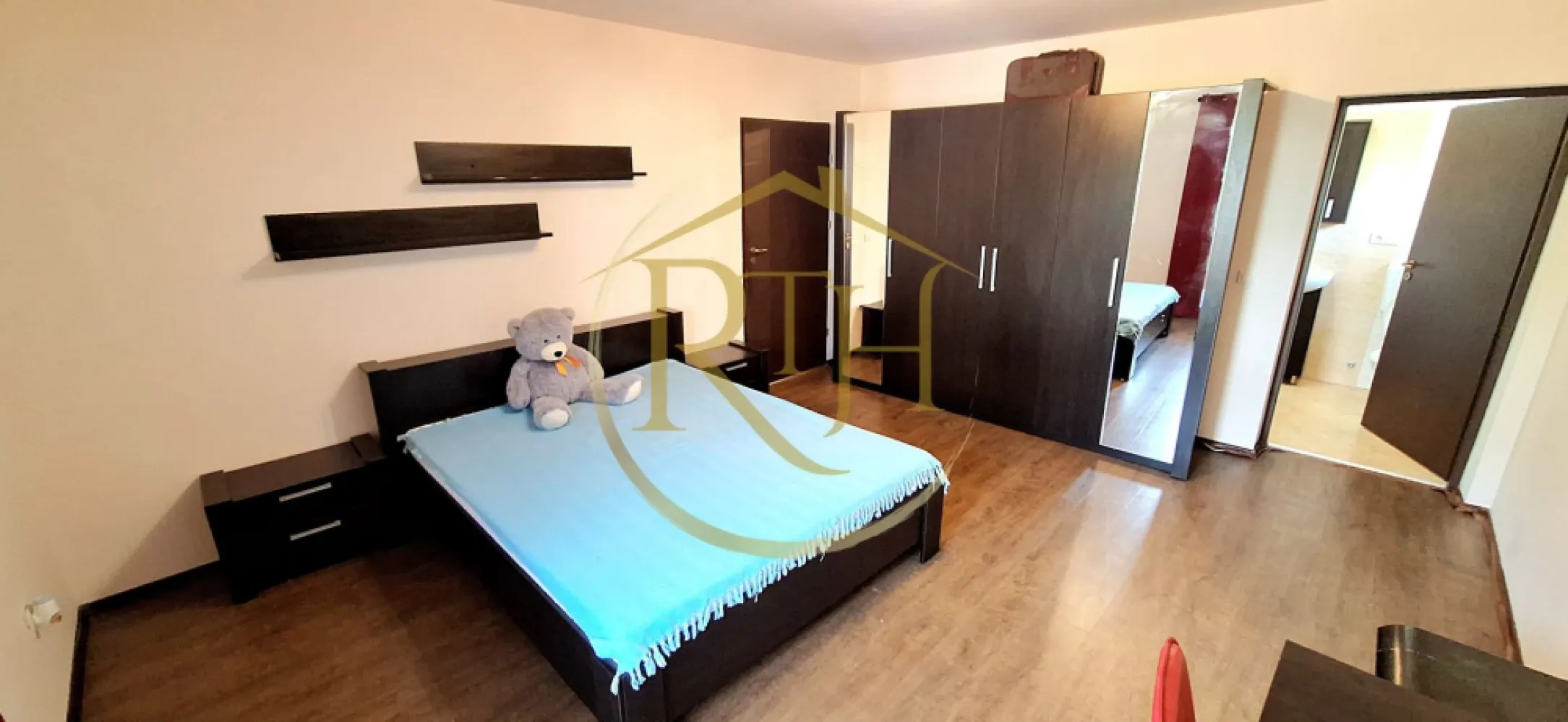 Apartament 1 camera, bloc nou, Complex Studentesc, Parcare privata cu bariera - Se închiriază apartament cu 1 cameră, model decomandat, situat la parter înalt, într-un bloc nou din zona Complex Studențesc, la aproximativ 10 minute de Spitalul Județean. Apartamentul este compus din hol de intrare, bucătărie separată, dormitor cu pat matrimonial și baie cu cadă. Este complet mobilat și utilat, gata pentru mutare imediată.
Locuința beneficiază de loc de parcare în parcarea privată a blocului, cu acces prin barieră și supraveghere video. Imobilul este dotat cu centrală termică pe gaz și este monitorizat video, iar chiriașul are acces gratuit la sala de fitness privată a complexului.
Apartamentul este ideal pentru o singură persoană sau un cuplu. Se caută chiriași serioși, cu o perioadă minimă de închiriere de 1 an. Nu se acceptă animale de companie.

Prețul chiriei este de 350 euro pe lună, garanția este 350 euro, la care se adaugă comisionul agenției.
Proprietate reprezentată de RealTimHouse.ro – Un pas spre un loc doar al tău.
Vizionare online: https://youtu.be/llmhBZF8RdM?feature=shared