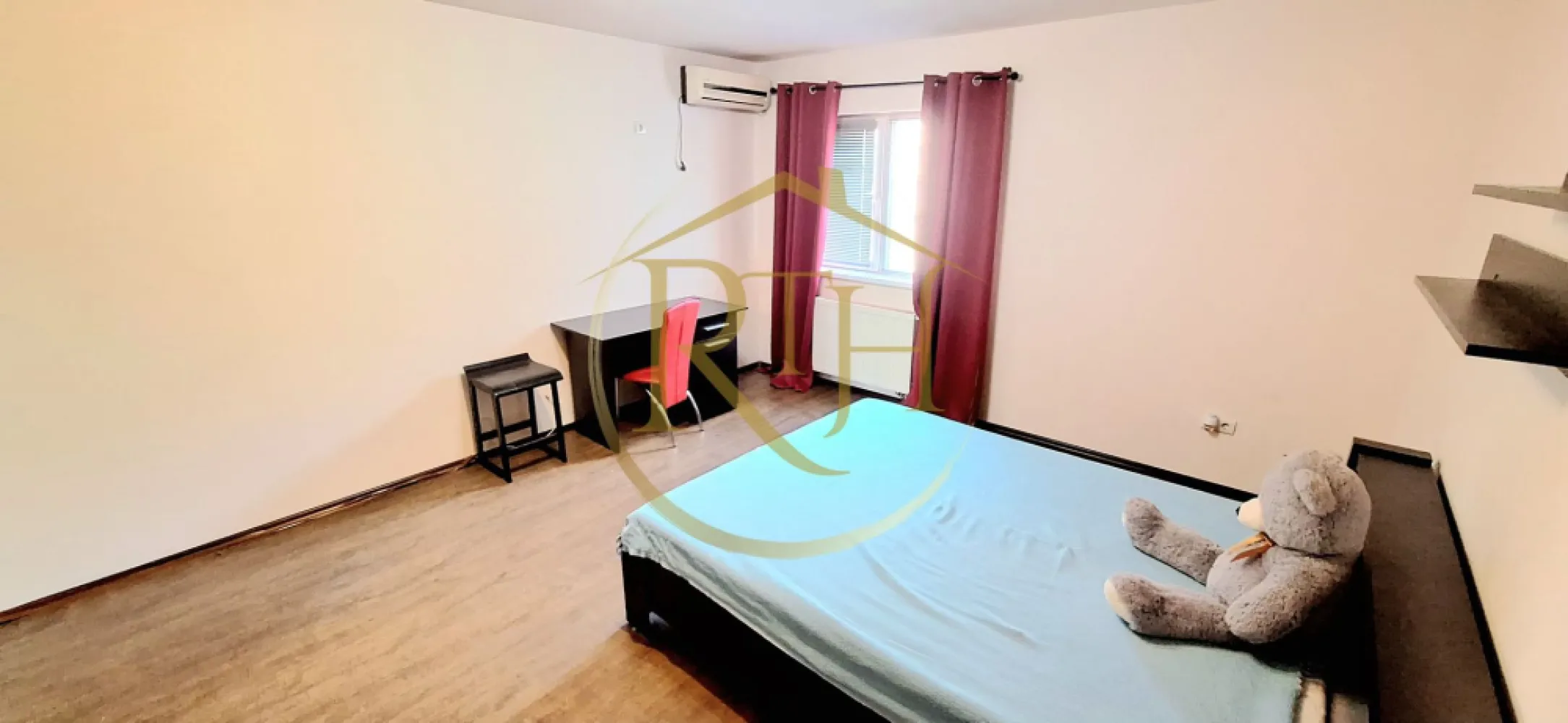 Apartament 1 camera, bloc nou, Complex Studentesc, Parcare privata cu bariera - Se închiriază apartament cu 1 cameră, model decomandat, situat la parter înalt, într-un bloc nou din zona Complex Studențesc, la aproximativ 10 minute de Spitalul Județean. Apartamentul este compus din hol de intrare, bucătărie separată, dormitor cu pat matrimonial și baie cu cadă. Este complet mobilat și utilat, gata pentru mutare imediată.
Locuința beneficiază de loc de parcare în parcarea privată a blocului, cu acces prin barieră și supraveghere video. Imobilul este dotat cu centrală termică pe gaz și este monitorizat video, iar chiriașul are acces gratuit la sala de fitness privată a complexului.
Apartamentul este ideal pentru o singură persoană sau un cuplu. Se caută chiriași serioși, cu o perioadă minimă de închiriere de 1 an. Nu se acceptă animale de companie.

Prețul chiriei este de 350 euro pe lună, garanția este 350 euro, la care se adaugă comisionul agenției.
Proprietate reprezentată de RealTimHouse.ro – Un pas spre un loc doar al tău.
Vizionare online: https://youtu.be/llmhBZF8RdM?feature=shared