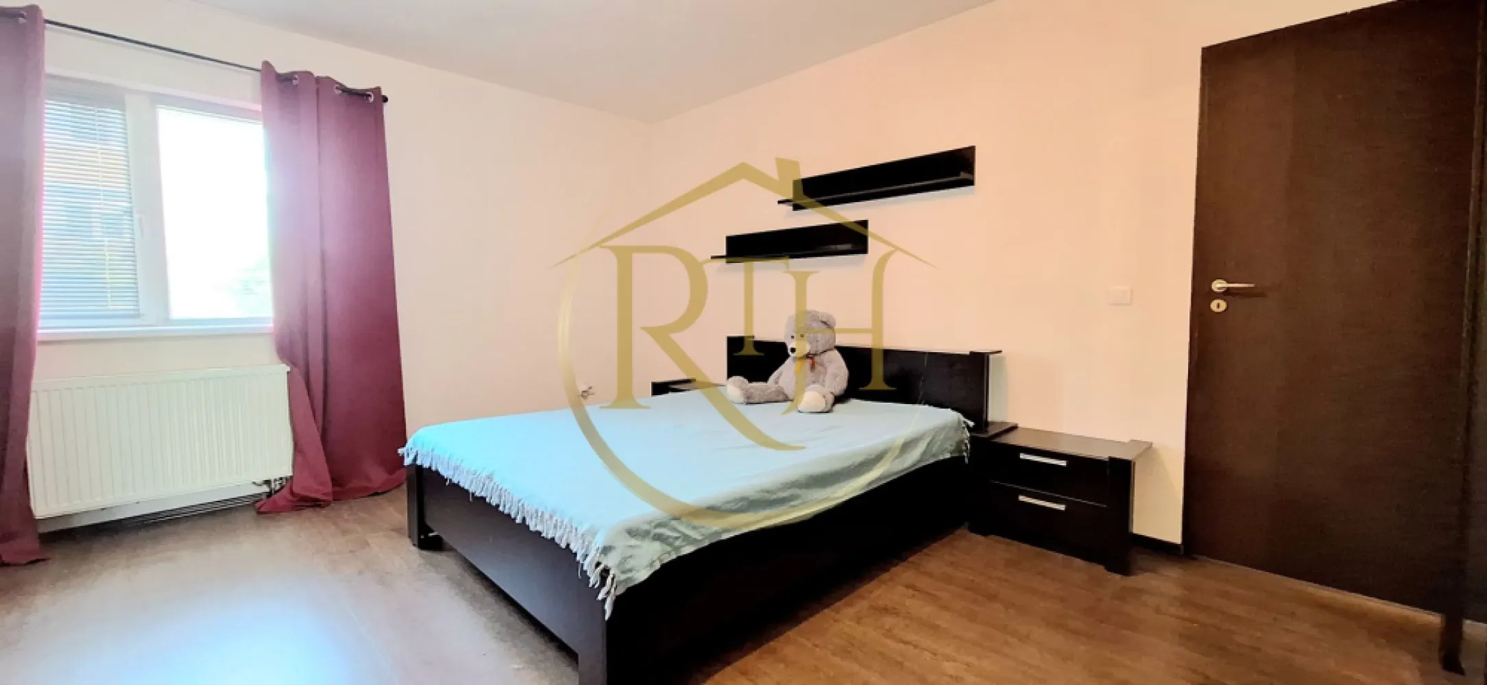 Apartament 1 camera, bloc nou, Complex Studentesc, Parcare privata cu bariera - Se închiriază apartament cu 1 cameră, model decomandat, situat la parter înalt, într-un bloc nou din zona Complex Studențesc, la aproximativ 10 minute de Spitalul Județean. Apartamentul este compus din hol de intrare, bucătărie separată, dormitor cu pat matrimonial și baie cu cadă. Este complet mobilat și utilat, gata pentru mutare imediată.
Locuința beneficiază de loc de parcare în parcarea privată a blocului, cu acces prin barieră și supraveghere video. Imobilul este dotat cu centrală termică pe gaz și este monitorizat video, iar chiriașul are acces gratuit la sala de fitness privată a complexului.
Apartamentul este ideal pentru o singură persoană sau un cuplu. Se caută chiriași serioși, cu o perioadă minimă de închiriere de 1 an. Nu se acceptă animale de companie.

Prețul chiriei este de 350 euro pe lună, garanția este 350 euro, la care se adaugă comisionul agenției.
Proprietate reprezentată de RealTimHouse.ro – Un pas spre un loc doar al tău.
Vizionare online: https://youtu.be/llmhBZF8RdM?feature=shared