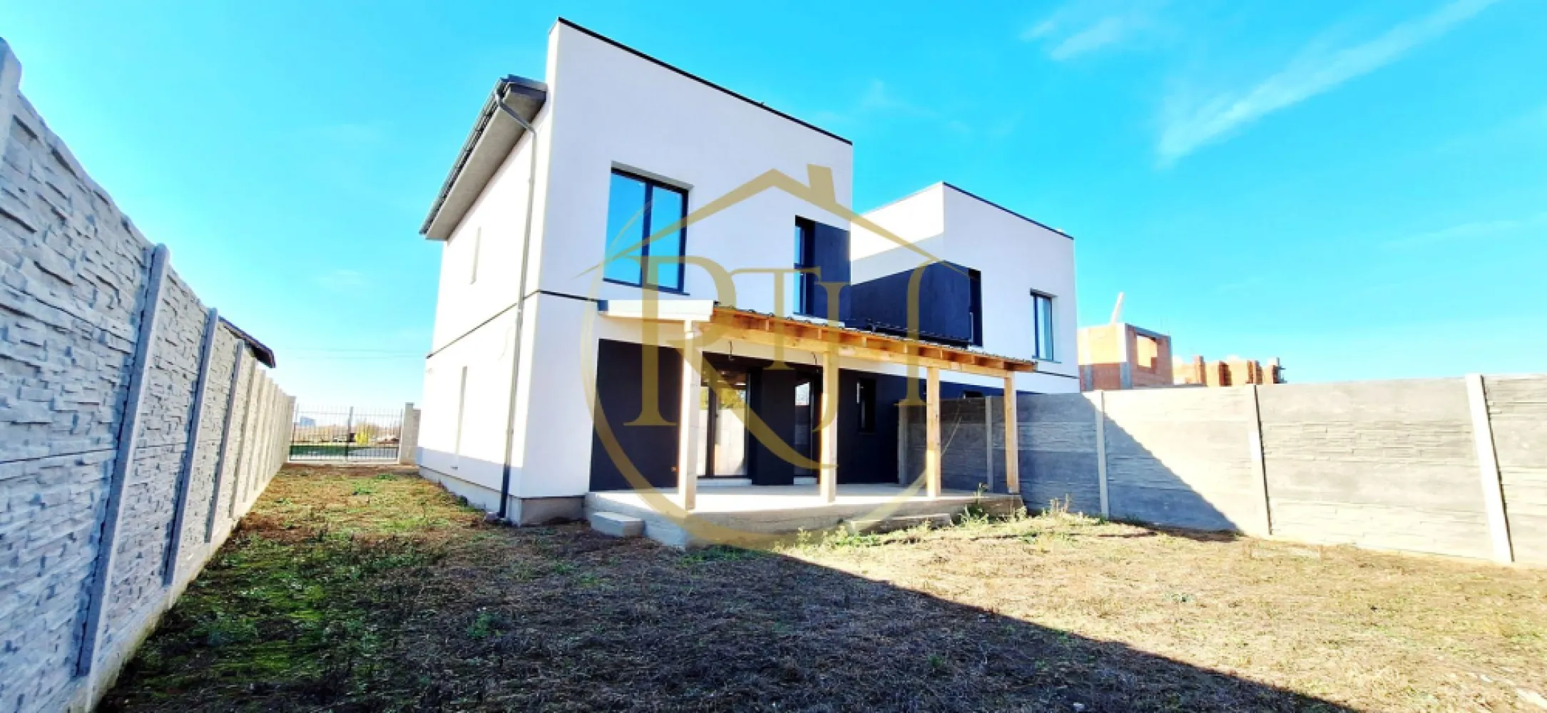 Oferim spre vanzare Case-Duplex cu 4 camere, situate in Giroc, 0% comision - Casă tip duplex în stil mediteranean, direct de la proprietar, situată în Giroc, într-o zonă în plină dezvoltare, pe o stradă pietruită aflată la doar 200 de metri de asfalt și cu iluminat stradal. Locuința este ideală pentru o familie care își dorește confort, stil și un ambient liniștit într-o comunitate aflată în expansiune.

Proprietatea dispune de o suprafață utilă de 110 mp și o suprafață construită totală de 150 mp, fiind amplasată pe un teren de 290 mp, dintre care 220 mp rămân liberi, potriviți pentru grădină, spațiu de relaxare sau amenajări exterioare personalizate. Parterul include un dormitor spațios, un living luminos, o bucătărie separată și o baie, iar accesul pe terasa acoperită se face atât din living, cât și din bucătărie, oferind o legătură armonioasă cu exteriorul. La etaj se află două dormitoare confortabile, unul dintre ele prevăzut cu dressing, precum și o baie bine compartimentată. Singurul perete comun între cele două unități este la parter, în zona băii și a bucătăriei, etajul fiind complet separat pentru a asigura maximă intimitate.
Construcția este realizată din cărămidă porotherm de 25 cm, izolată cu EPS 80 de 10 cm, cu placă de beton peste etaj și tâmplărie premium Salamander cu geam tripan. Casa beneficiază de utilități complete – apă, gaz și curent trifazic – și este dotată cu fosă septică de aproximativ 3000 de litri, suficientă pentru o utilizare de până la 10 persoane.
Confortul termic al casei se realizeaza cu ajutorul centralei termice pe gaz si incalzire in pardoseala. 

Casa poate fi achiziționată în stadiul dorit: la roșu, la prețul de 137.000 euro; la gri, la prețul de 157.000 euro; sau la cheie, la prețul de 177.000 euro, cu posibilitatea ca viitorul proprietar să își aleagă propriile finisaje. Un avantaj important este că nu se percepe comision de agenție.
Vizionare online : https://youtu.be/_2G37sZFfRU?feature=shared
Proprietate reprezentata de RealTimHouse.ro - Un pas spre un loc doar al tau !