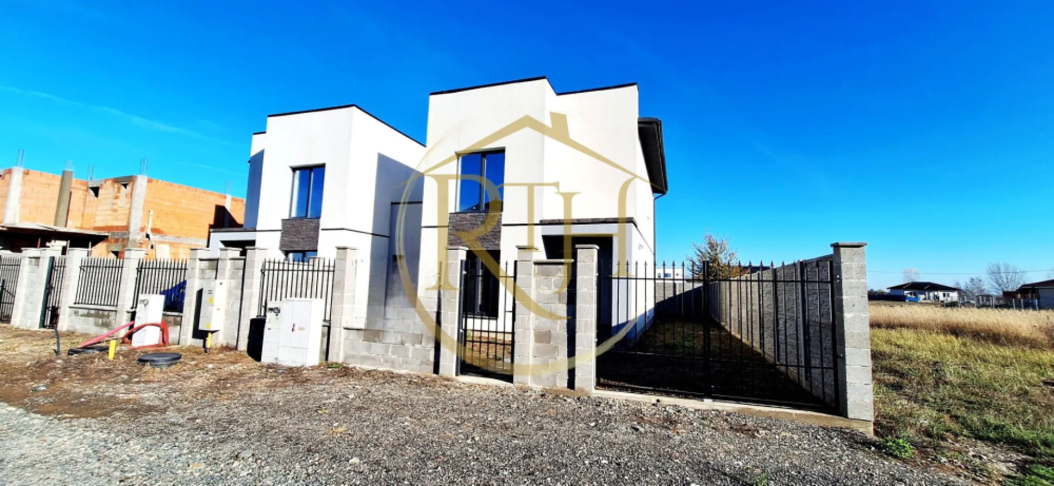 Oferim spre vanzare Case-Duplex cu 4 camere, situate in Giroc, 0% comision - Casă tip duplex în stil mediteranean, direct de la proprietar, situată în Giroc, într-o zonă în plină dezvoltare, pe o stradă pietruită aflată la doar 200 de metri de asfalt și cu iluminat stradal. Locuința este ideală pentru o familie care își dorește confort, stil și un ambient liniștit într-o comunitate aflată în expansiune.

Proprietatea dispune de o suprafață utilă de 110 mp și o suprafață construită totală de 150 mp, fiind amplasată pe un teren de 290 mp, dintre care 220 mp rămân liberi, potriviți pentru grădină, spațiu de relaxare sau amenajări exterioare personalizate. Parterul include un dormitor spațios, un living luminos, o bucătărie separată și o baie, iar accesul pe terasa acoperită se face atât din living, cât și din bucătărie, oferind o legătură armonioasă cu exteriorul. La etaj se află două dormitoare confortabile, unul dintre ele prevăzut cu dressing, precum și o baie bine compartimentată. Singurul perete comun între cele două unități este la parter, în zona băii și a bucătăriei, etajul fiind complet separat pentru a asigura maximă intimitate.
Construcția este realizată din cărămidă porotherm de 25 cm, izolată cu EPS 80 de 10 cm, cu placă de beton peste etaj și tâmplărie premium Salamander cu geam tripan. Casa beneficiază de utilități complete – apă, gaz și curent trifazic – și este dotată cu fosă septică de aproximativ 3000 de litri, suficientă pentru o utilizare de până la 10 persoane.
Confortul termic al casei se realizeaza cu ajutorul centralei termice pe gaz si incalzire in pardoseala. 

Casa poate fi achiziționată în stadiul dorit: la roșu, la prețul de 137.000 euro; la gri, la prețul de 157.000 euro; sau la cheie, la prețul de 177.000 euro, cu posibilitatea ca viitorul proprietar să își aleagă propriile finisaje. Un avantaj important este că nu se percepe comision de agenție.
Vizionare online : https://youtu.be/_2G37sZFfRU?feature=shared
Proprietate reprezentata de RealTimHouse.ro - Un pas spre un loc doar al tau !