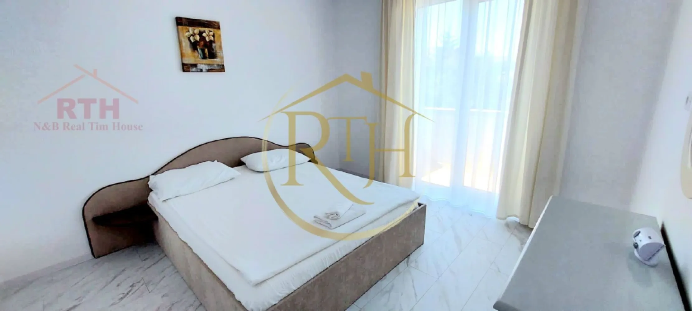 Oferim spre vanzare apartamente cu 2 camere, Direct de la Dezvoltator, Giroc - Avem deosebita placere de a va oferi spre vanzare, dezvoltator Carpati Residence Giroc, aparamente cu 2 camere decomandate si open space, situate in cel mai nou complex rezidential din Giroc, complex in plina dezvoltare . 
Apartamentele se predau la cheie, finisaje de lux de cea mai buna calitate si compartimentare eficienta care satisface toate nevoile clientilor nostri ( apartamente decomandate sau open space ), spatiile sunt generoase si cu multa lumina naturala.
Complexul Carpati Residence se afla in Giroc in apropiere de Parcul de Role, magazine si supermarket.uri precum, Profi, , Lidl, Mega, sali se sport, Scoli, Gradinite, mijloc de transport in comun si multe altele .
Constructia este din caramida poroterm, izolatie eficienta, geamuri termopan, iar confortul termic este asigurat cu ajutorul centralei pe gaz si incalzire in pardoseala .
Suprafata utila a apartamentelor este de 52 mp pentru cele open space si 53 mp pentru cele decomandate .
Locuitorii complexului Carpati Residence beneficieaza la achizitionarea unui apartament si de un loc de parcare GRATUIT, in zona se regasesc locuri de joaca pentru copii, parcuri, iluminat stradal etc .
Acceptăm orice tip de credit bancar şi oferim GRATUIT consultanţă în vederea obţinerii unui credit pentru achiziţionarea imediată a unui apartament din complexul Carpati Residence Giroc . 
Proprietatre reprezentata de RealTimHouse.ro . Un pas spre un loc doar al tau !
Va asteptam cu drag la o vizionare . 
Preturile incep de la : 85000 euro pentru cele cu 2 camere si de la 88000 la cele cu 3 camere ,nu se plateste comision agentie.