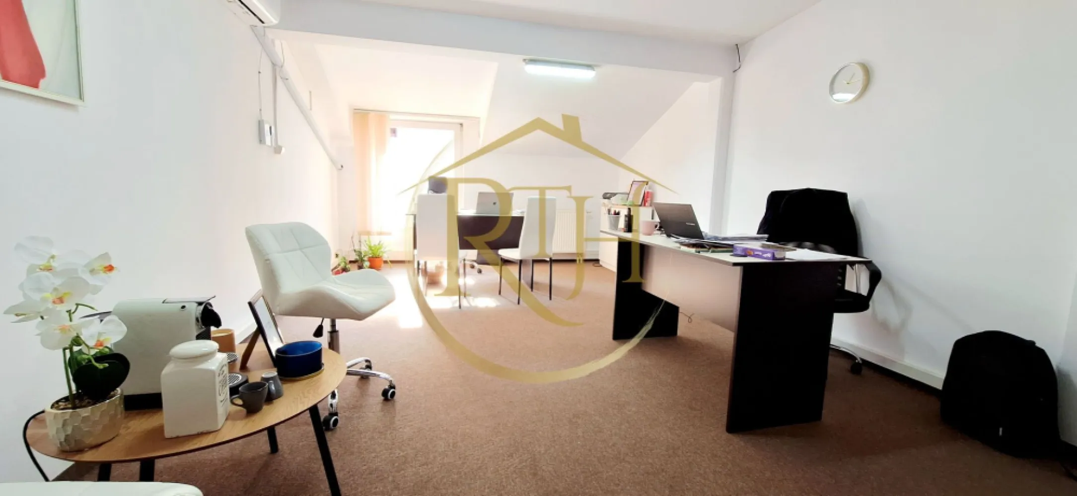 Oferim spre inchiriere spatii pentru birouri, zona Soarelui, parcare privata - Oferim spre închiriere spații pentru birouri situate în zona Soarelui, în imediata apropiere de Sud Plaza, într-o clădire destinată activităților office. Spațiile sunt amplasate la etajul 1 și beneficiază de acces facil, atât pietonal, cât și auto. Clădirea dispune de parcare privată în curte, acces auto controlat prin barieră, grupuri sanitare și bucătărie comună, oferind toate condițiile necesare desfășurării unei activități profesionale.

Sunt disponibile birouri cu suprafețe de 13 mp, 15 mp, 25 mp, 26 mp, 27 mp și 28 mp, ideale pentru firme de contabilitate, IT, arhitectură, consultanță sau alte activități ce necesită un spațiu compact, eficient și accesibil. Construcția asigură un mediu de lucru plăcut, costurile de întreținere fiind reduse.

Prețul de închiriere este de 10 euro/mp + TVA, cu o garanție echivalentă unei luni de chirie. Se percepe comision agenție.
Proprietate reprezentată în exclusivitate de RealTimHouse.ro – Un pas spre un loc doar al tău!