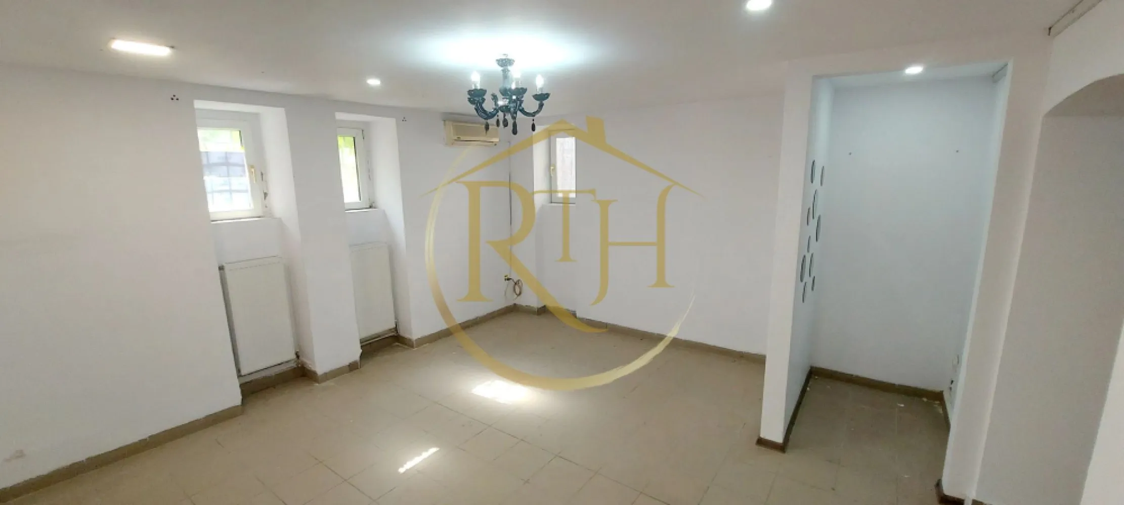 Se inchiriaza spatiu comercial situat in apropiere de Piata 700 si Piata Unirii - Spațiu comercial multifuncțional de închiriat – zonă centrala, Timișoara

Oferim spre închiriere un spațiu pentru alte destinații (SAD), amplasat excelent în zona centrală a Timișoarei, la doar câțiva pași de Piața 700, Piața Unirii și Piața Libertății, într-o zonă cu vad pietonal și rutier intens.
Spațiul are o suprafață totală de 77 mp și este compartimentat eficient în 4 încăperi, un grup sanitar, spațiu de depozitare și acces la o terasă. În fața clădirii există loc de parcare privat, asigurând acces facil atât pentru personal, cât și pentru clienți.
Confortul termic este asigurat prin centrală proprie și două aparate de aer condiționat, care acoperă uniform întreaga suprafață.
Proprietatea se închiriază nemobilată, oferind astfel flexibilitate în amenajare și posibilitatea de personalizare în funcție de specificul activității. Datorită amplasării și compartimentării, spațiul este ideal pentru salon de înfrumusețare, cabinet medical, cabinet veterinar, birouri, spațiu administrativ sau alte activități comerciale și de servicii.

Preț: 750 euro/lună + garanție 750 euro + comision agenție
Proprietate reprezentată de RealTimHouse.ro – Un pas spre un loc doar al tău!