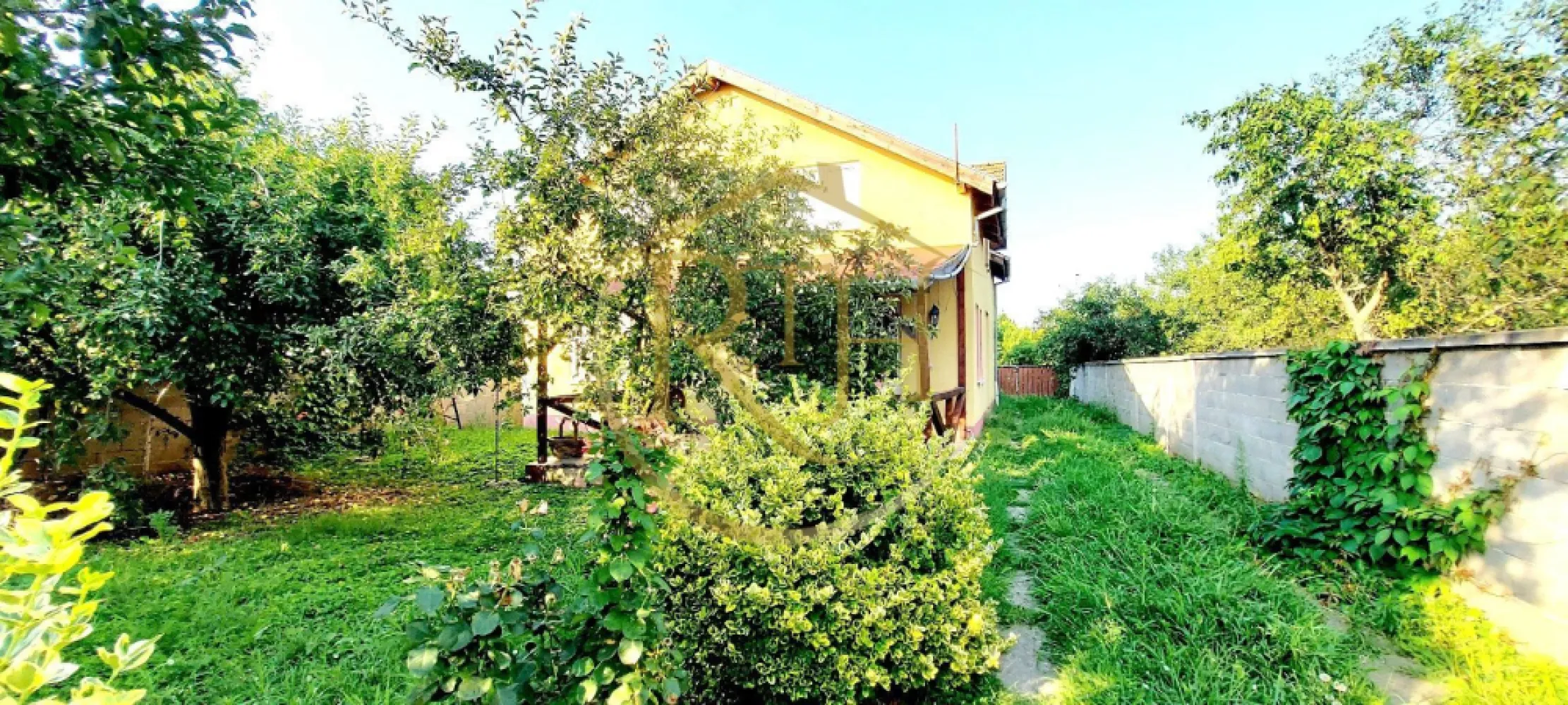 Oferim spre vanzare casa, 6camere, 162mp utili,809mp teren,in Giroc 0% Comision - Oferim spre vânzare o casă individuală spațioasă, situată în Giroc, pe strada Bârzava, în vatra satului, aproape de supermarket, școală, grădiniță, biserică și cu acces facil la Centura Sud.

Construită în 2007, casa are un regim de înălțime P+M și este realizată din cărămidă, cu acoperiș din țiglă. Si izolatie termica . Compartimentarea este ideală pentru o familie numeroasă sau pentru două generații, având 6 camere, 2 băi, 2 bucătării, dressing, cameră tehnică, spații de depozitare și beci. De asemenea, beneficiază de două garaje cu acces direct în casă și două terase generoase, perfecte pentru relaxare, terasa de jos are suprafata de 22 mp, iar terasa de la etaj are suprafata de 43 mp. Accesul in casa se poate face si separat, casa avand si intrare separata pentru partea de sus . 
Terenul aferent are o suprafață de 809 mp și include o curte frumos si livada cu pomi fructiferi, mult spațiu verde și un loc de grătar. Casa este dotată cu geamuri termopan, gresie, faianță, parchet și climatizare. Sistemul de încălzire poate fi asigurat atât de centrala termică pe gaz, cât și de centrala pe lemne.
Accesul se face pe un drum de servitute trecut in acte, care deserveste cele 2 proprietati, casa de la strada si aceasta casa . 
Suprafața utilă a casei este de 162 mp, iar locuința se vinde semimobilată și utilată. 
Se acceptă atât plata cash, cât și prin credit ipotecar. Oferim consultanță gratuită pentru obținerea unui credit prin brokerul nostru, ajutându-vă să găsiți cea mai avantajoasă soluție de finanțare.

Prețul este de 199.000 euro(se poate vinde cu o suprafata de 809 mp la prete 227000 euro), ușor negociabil, fără comision de agenție. 
Proprietatea este reprezentată exclusiv de RealTimHouse.ro – Un pas spre un loc doar al tău! 
Pentru mai multe detalii și programarea unei vizionări, nu ezitați să ne contactați la numărul din anunț.