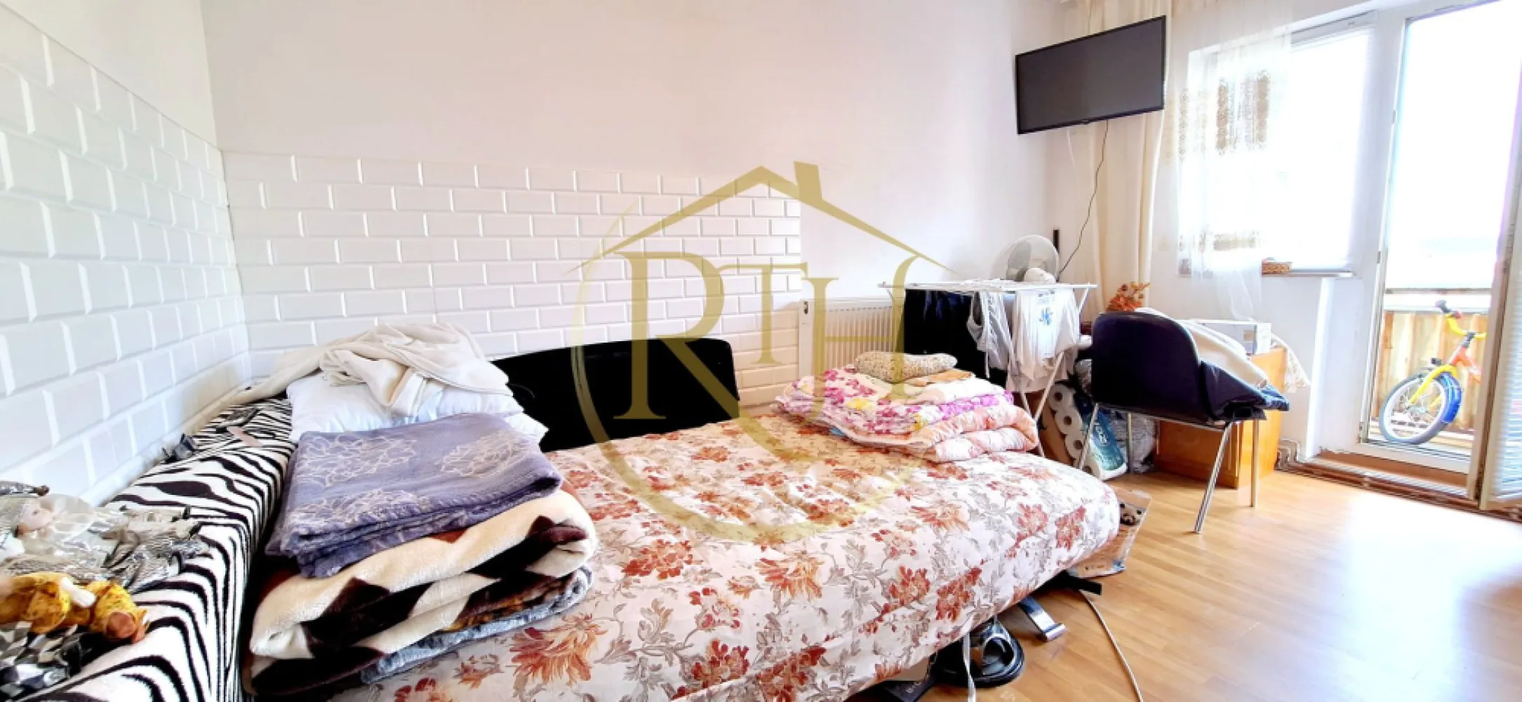 Oferim spre vanzare, Apartament cu 3 camere, Girocului, Sp. Judetean - Descoperă acest apartament spațios cu 3 camere, situat într-o zonă excelentă din Timișoara, pe strada Salcâmilor, în zona Girocului. Aflat la etajul 3 dintr-un bloc de 4 etaje cu acoperis, apartamentul oferă o compartimentare inteligentă, perfectă pentru o familie sau pentru cei care își doresc un cămin generos și bine organizat.
Cu o suprafață utilă de 65,20 mp, locuința este semidecomandată și cuprinde două dormitoare confortabile, un living luminos cu acces direct la balcon, o bucătărie spațioasă, două băi, un spațiu de depozitare practic și două holuri – unul la intrare și unul de trecere. În plus, al doilea balcon, aferent unuia dintre dormitoare .
Apartamentul beneficiază de centrală termică pe gaz și aparat de aer condiționat, oferind confort pe tot parcursul anului. Geamurile termopan asigură izolare fonică și termică, iar lumina naturală pătrunde generos în fiecare cameră. Se vinde parțial mobilat și utilat, lăsând loc noului proprietar să îl personalizeze după propriul gust.
Locația este un mare atu – foarte aproape de Spitalul Județean, Școala Gimnaziala Nr. 25, Liceul Teoretic Iris, Lidl, Profi chiar langa bloc și Parcul Pădurice, oferind acces facil la toate facilitățile necesare unei vieți urbane comode. Apartamentul necesită renovare, ceea ce reprezintă o oportunitate excelentă pentru cei care doresc să-și creeze un spațiu exact așa cum și-l imaginează.
Această proprietate este reprezentată în exclusivitate de RealTimHouse.ro – Un pas spre un loc doar al tău!
Prețul este de 109.000 euro foarte usor negociabil, iar cumpărătorul NU plătește comision.