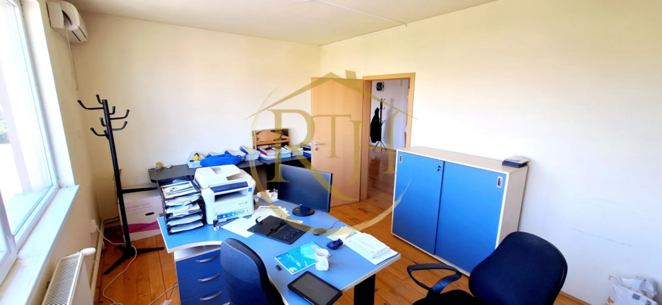 Oferim spre inchiriere spatii pentru birouri, zona Soarelui - Acest spatiu este potrivit pentru atreprenori sau companii mici, care cauta un loc eficient si usor accesibil pentru birouri si depozitare .
Oferim spre inchiriere spatiu functional si bine intretinut ideal pentru depozitare, plus birouri, situate in zona Soarelui in apropiere de Sud Plaza, cladire de birouri, etajul 1 .
Cladirea dispune de parcare prorprie in curte, accea auto cu bariera dar fara posibilitate de acces pentru TIR, grupuri sanitare, bucatarie etc . 
Birou 100 mp, partial mobilat etajul 3 - 600 euro fix - Liber
Cheltuielile de intretinere sunt foarte mici .
Ideal pentru depozitare marfa, aprovizionare, etc . Nu se accepta marfuri perisabile sau alimente .
Proprietate reprezentata in exclusivitate de RealTimHouse.ro . Un pas spre un loc doar al tau !
Pretul este de 10 euro/mp pentru birouri si 8 euro/mp pentru spatiul de depozitare plus TVA, garantie o luna de chirie . Se percepe comision agentie .