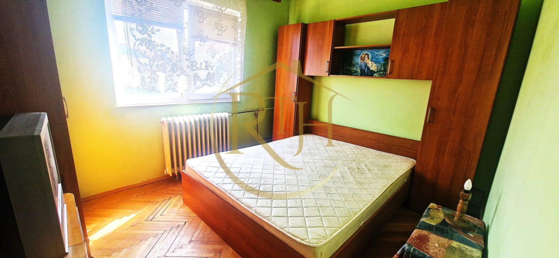Apartament cu 2 camere de vânzare – Zona Olimpia, Timișoara - Oferim spre vanzare un apartament cu 2 camere, situat în zona Olimpia, una dintre cele mai căutate și mai dinamice locații din Timișoara. Această proprietate reprezintă o alegere excelentă atât pentru locuit, cât și pentru investiție, datorită accesului facil către toate punctele de interes ale orașului și a infrastructurii urbane complet dezvoltate.

Caracteristici generale:

Suprafață utilă: 48 mp
Balcon: 4 mp, potrivit pentru relaxare sau spațiu de depozitare suplimentar
Compartimentare: semidecomandat, optim gândit pentru confort și funcționalitate
Etaj: 4 dintr-un bloc cu acoperiș, foarte bine izolat termic

Împărțire interioară:

hol de acces
bucătărie luminoasă
living generos, cu acces spre balcon
hol secundar
dormitor confortabil
baie

Stare apartament:

Apartamentul este locuibil imediat, fiind vândut complet mobilat și utilat conform fotografiilor. Totuși, pentru cei care își doresc un ambient modern și personalizat, există posibilitatea efectuării unor mici renovări și îmbunătățiri, transformând astfel această proprietate într-un cămin adaptat propriului stil de viață.

Eficiență energetică și confort termic:

Un avantaj important al acestei proprietăți este faptul că, înainte de montarea acoperișului, tavanul apartamentului a fost izolat suplimentar. Această îmbunătățire contribuie la:
reducerea pierderilor de căldură în sezonul rece
menținerea unei temperaturi plăcute pe timpul verii
costuri mai mici de întreținere și consum energetic optimizat

Astfel, apartamentul oferă nu doar un confort sporit, ci și un avantaj financiar pe termen lung.

Zona Olimpia – un punct strategic în Timișoara:

Zona Olimpia este una dintre cele mai bine cotate locații din oraș, recunoscută pentru dinamism, conectivitate și acces rapid către cele mai importante obiective:
Instituții și centre importante: Centrul Regional de Afaceri, Sala „Constantin Jude”, Spitalul Județean, Facultatea de Drept
Sport și recreere: Stadionul „Dan Păltinișanu”, Baza Sportivă 2 Politehnica, Parcul Karlsruhe, Piața Volantă
Educație: Liceul de Muzică, școli și grădinițe în apropiere
Comerț și servicii: supermarketuri Lidl și Profi, farmacii, clinici medicale, bănci, magazine diverse
Restaurante și unități de cazare: Sabres, McDonald’s, Hotel Boavista
Transport: acces rapid la mijloacele de transport în comun (stații la doar 2 minute de mers pe jos) și conexiune facilă către toate zonele orașului
Facilități suplimentare: autogara Normandia, numeroase cafenele și spații de agrement
Această poziționare excelentă face ca apartamentul să fie ideal atât pentru locuire proprie, cât și pentru închiriere, datorită cererii ridicate din zonă.

Preț și condiții de vânzare:

Preț de vânzare: 90.000 € (ușor negociabil)

Avantaj major: NU se percepe comision de agenție

Puncte forte ale proprietății:

Locație premium – una dintre cele mai bine conectate zone ale Timișoarei
Apartament locuibil imediat, cu potențial de modernizare
Izolație termică suplimentară la tavan, realizată înaintea montării acoperișului
Eficiență energetică ridicată și cheltuieli reduse
Compartimentare practică și balcon
Acces la instituții, centre medicale, educaționale și de agrement

Proprietate reprezentata in exclusivitate de RealTimHouse .ro . Un pas spre un loc doar al tau!