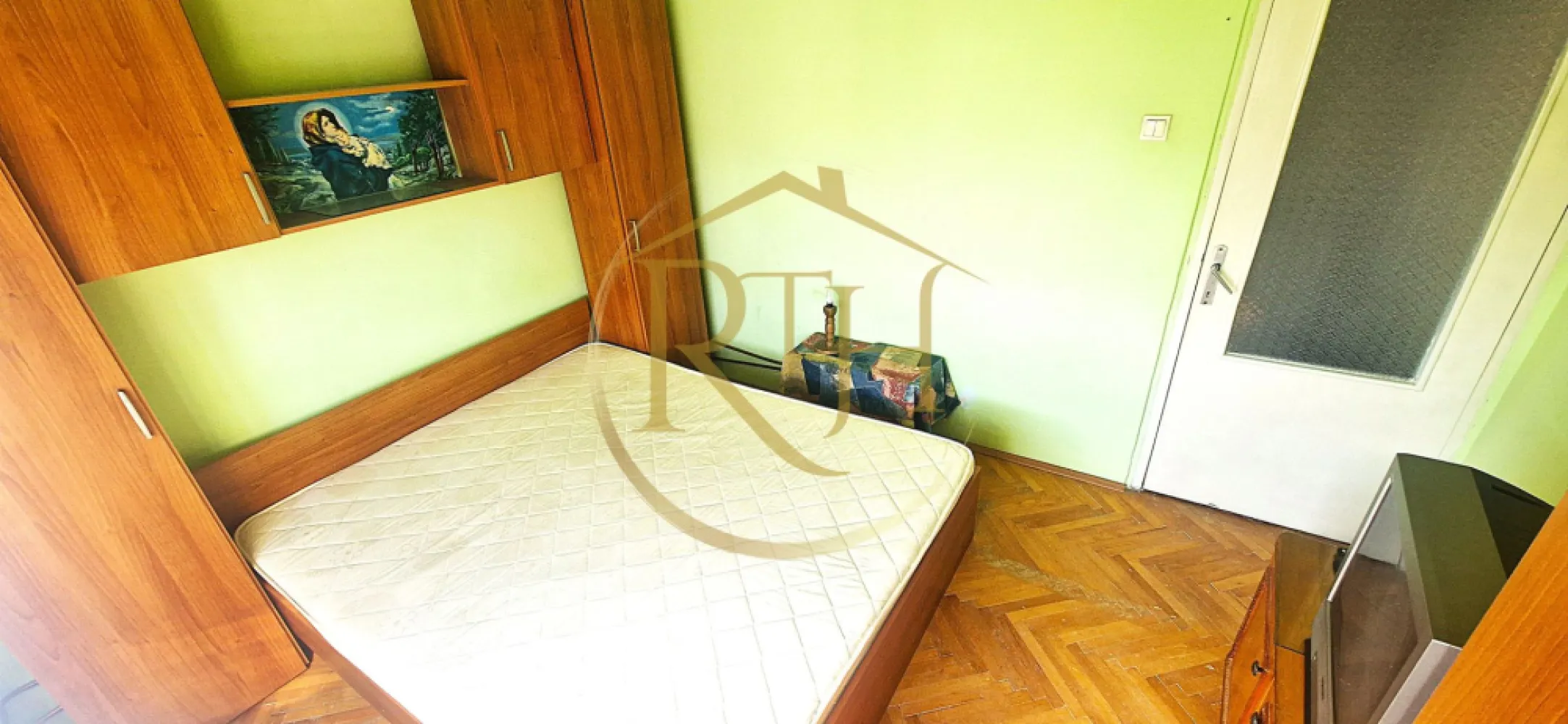 Apartament cu 2 camere de vânzare – Zona Olimpia, Timișoara - Oferim spre vanzare un apartament cu 2 camere, situat în zona Olimpia, una dintre cele mai căutate și mai dinamice locații din Timișoara. Această proprietate reprezintă o alegere excelentă atât pentru locuit, cât și pentru investiție, datorită accesului facil către toate punctele de interes ale orașului și a infrastructurii urbane complet dezvoltate.

Caracteristici generale:

Suprafață utilă: 48 mp
Balcon: 4 mp, potrivit pentru relaxare sau spațiu de depozitare suplimentar
Compartimentare: semidecomandat, optim gândit pentru confort și funcționalitate
Etaj: 4 dintr-un bloc cu acoperiș, foarte bine izolat termic

Împărțire interioară:

hol de acces
bucătărie luminoasă
living generos, cu acces spre balcon
hol secundar
dormitor confortabil
baie

Stare apartament:

Apartamentul este locuibil imediat, fiind vândut complet mobilat și utilat conform fotografiilor. Totuși, pentru cei care își doresc un ambient modern și personalizat, există posibilitatea efectuării unor mici renovări și îmbunătățiri, transformând astfel această proprietate într-un cămin adaptat propriului stil de viață.

Eficiență energetică și confort termic:

Un avantaj important al acestei proprietăți este faptul că, înainte de montarea acoperișului, tavanul apartamentului a fost izolat suplimentar. Această îmbunătățire contribuie la:
reducerea pierderilor de căldură în sezonul rece
menținerea unei temperaturi plăcute pe timpul verii
costuri mai mici de întreținere și consum energetic optimizat

Astfel, apartamentul oferă nu doar un confort sporit, ci și un avantaj financiar pe termen lung.

Zona Olimpia – un punct strategic în Timișoara:

Zona Olimpia este una dintre cele mai bine cotate locații din oraș, recunoscută pentru dinamism, conectivitate și acces rapid către cele mai importante obiective:
Instituții și centre importante: Centrul Regional de Afaceri, Sala „Constantin Jude”, Spitalul Județean, Facultatea de Drept
Sport și recreere: Stadionul „Dan Păltinișanu”, Baza Sportivă 2 Politehnica, Parcul Karlsruhe, Piața Volantă
Educație: Liceul de Muzică, școli și grădinițe în apropiere
Comerț și servicii: supermarketuri Lidl și Profi, farmacii, clinici medicale, bănci, magazine diverse
Restaurante și unități de cazare: Sabres, McDonald’s, Hotel Boavista
Transport: acces rapid la mijloacele de transport în comun (stații la doar 2 minute de mers pe jos) și conexiune facilă către toate zonele orașului
Facilități suplimentare: autogara Normandia, numeroase cafenele și spații de agrement
Această poziționare excelentă face ca apartamentul să fie ideal atât pentru locuire proprie, cât și pentru închiriere, datorită cererii ridicate din zonă.

Preț și condiții de vânzare:

Preț de vânzare: 90.000 € (ușor negociabil)

Avantaj major: NU se percepe comision de agenție

Puncte forte ale proprietății:

Locație premium – una dintre cele mai bine conectate zone ale Timișoarei
Apartament locuibil imediat, cu potențial de modernizare
Izolație termică suplimentară la tavan, realizată înaintea montării acoperișului
Eficiență energetică ridicată și cheltuieli reduse
Compartimentare practică și balcon
Acces la instituții, centre medicale, educaționale și de agrement

Proprietate reprezentata in exclusivitate de RealTimHouse .ro . Un pas spre un loc doar al tau!