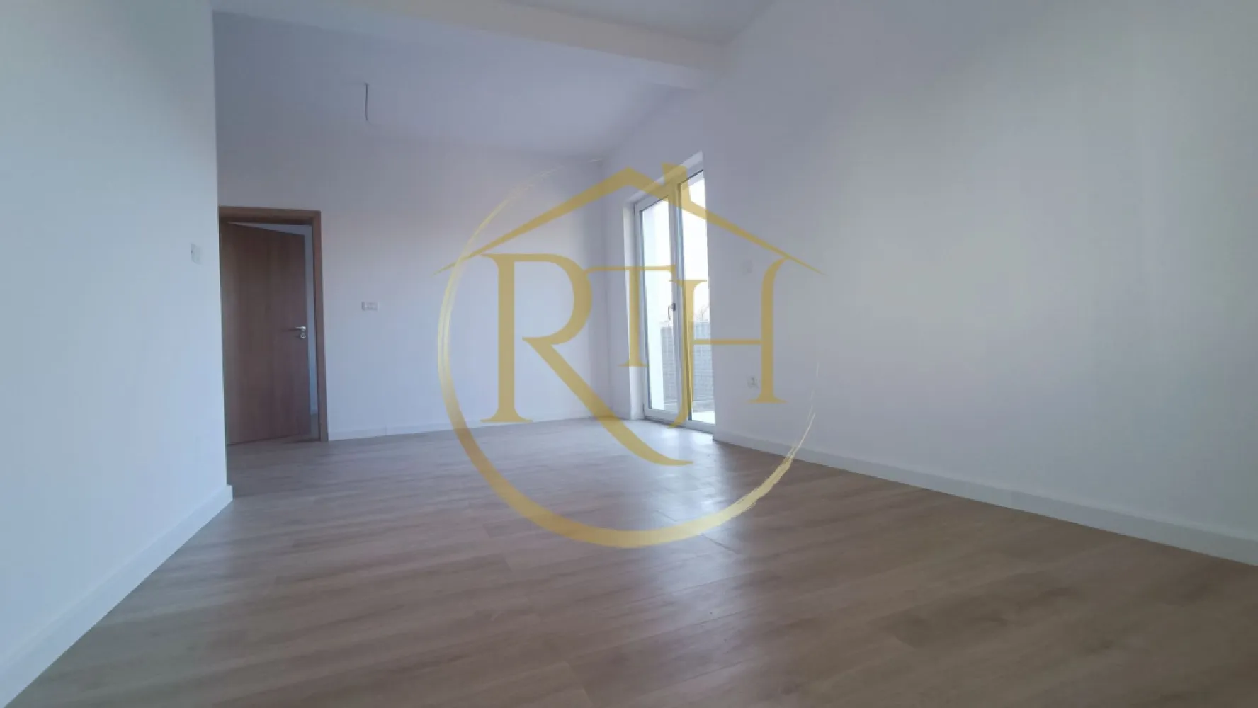 Ultimele 2 apartamente, 2 camere, 53 mp utili, curte 32 mp, 0% Comision - Îți dorești un apartament cu 2 camere modern, luminos și excelent compartimentat? Atunci acesta este locul ideal pentru tine! Îți prezentăm apartamente noi, aflate într-un bloc recent construit, gândite cu atenție pentru a-ți oferi confort, funcționalitate și un stil de viață relaxat.

Apartamentele au o suprafață utilă de 53 mp și sunt realizate din cărămidă, beneficiind de o izolație termică eficientă. Încălzirea în pardoseală și centrala proprie pe gaz îți asigură un confort termic ridicat în orice anotimp, iar ferestrele din termopan contribuie atât la eficiență energetică, cât și la liniștea din locuință. Imobilul dispune de acoperiș din țiglă și interfon, oferind un plus de calitate și siguranță.
Dacă alegi apartamentul situat la parter, vei avea avantajul unei curți proprii de 32 mp, înscrisă în CF – perfectă pentru relaxare, grădinărit sau amenajarea unui spațiu outdoor personalizat. În plus, fiecare apartament beneficiază de loc de parcare gratuit, inclus în preț. Zona este liniștită, cu locuri de joacă, parcuri și iluminat stradal, ideală pentru familii sau pentru cei care își doresc confort și serenitate.
Prețul pentru apartamentul cu curte inclusă este de 108.000 €. Se acceptă orice tip de credit bancar, iar pentru un proces cât mai simplu, oferim consultanță gratuită pentru obținerea finanțării. Apartamentele se predau la cheie și sunt disponibile pentru mutare imediată.

Proprietatea este reprezentată de RealTimHouse.ro – Un pas spre un loc doar al tău!
Te așteptăm cu drag la o vizionare!