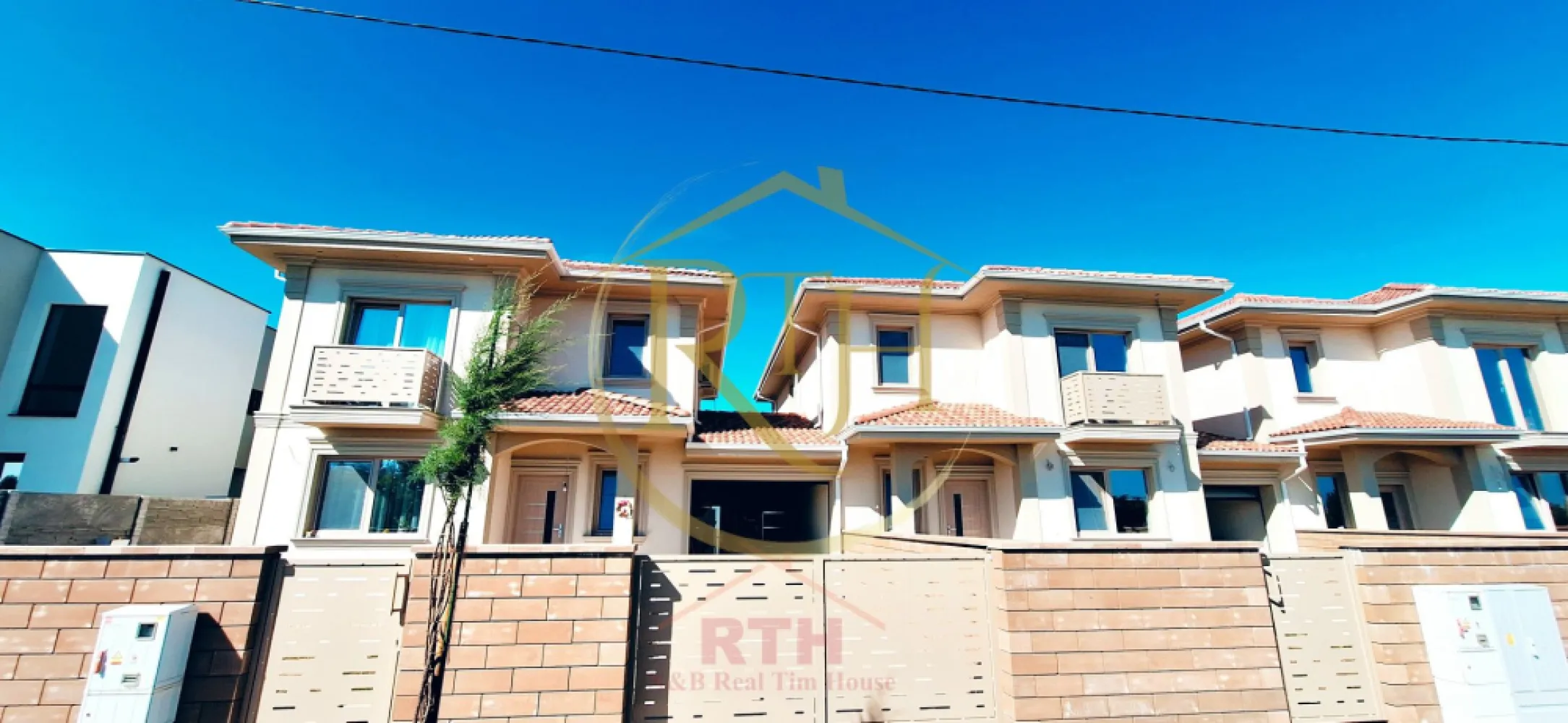 Oferim spre vanzare Duplex cu 5 camere situat in Giroc aproape de DAF - De vânzare Case la cheie separate prin garaj Giroc, zona DAF, Apicultorilor

Oferim spre vânzare case noi, de calitate superioară, cu comision 0%, direct de la proprietar. Imobilele au un regim de înălțime P+E, sunt compuse din 5 camere și au o suprafață utilă de 142 mp, cu teren total de 300 mp.

Compartimentare:

Parter:

Living generos, open space, cu bucătărie deschisă (există posibilitatea de a o închide)

Dormitor luminos, cu vedere spre curtea din față

Baie modernă, echipată cu duș walk-in

Acces direct din living spre o terasă spațioasă de 21 mp, ideală pentru relaxare

Etaj:

3 dormitoare mari și luminoase, dintre care unul are acces la un balcon

Baie principală, spațioasă

Dressing separat pentru un plus de confort

Hol de distribuție între camere

Detalii constructive și dotări:

Construcție din cărămidă Porotherm de 25 cm, cu izolație exterioară de 10 cm, asigurând o bună eficiență termică

Placă de beton între etaj si pod, asigurând stabilitate și izolație fonică

Acoperiș din țiglă, complet izolat

Încălzire în pardoseală, pentru confort optim, dotată cu pompe de recirculare a apei, centrala proprie pe gaz .

Ferestre cu geamuri tripan, echipate cu plase anti-insecte

Uși interioare de calitate marca Porta Doors

Utilități:

Gaz, apă, curent

Fosa septică pentru colectarea apelor uzate

Locație și facilități:

Situate într-o zonă liniștită, departe de agitația orașului, aceste duplexuri oferă un mediu ideal pentru familii

La doar 5 minute distanță de Primărie, Biserică, Școală și supermarketuri

Mijloacele de transport în comun sunt la îndemână, facilitând accesul rapid către Timișoara și alte zone de interes

Zona DAF din Giroc este recunoscută pentru siguranță și atmosfera plăcută, perfectă pentru cei care doresc un stil de viață echilibrat, cu acces la natură, dar aproape de facilități urbane
Preț: 228,500 euro
Proprietate reprezentată de RealTimHouse.ro Un pas spre un loc doar al tău!
Vizionare online disponibilă la următorul link: https://youtu.be/Ukr6iZ5eFxg?feature=shared