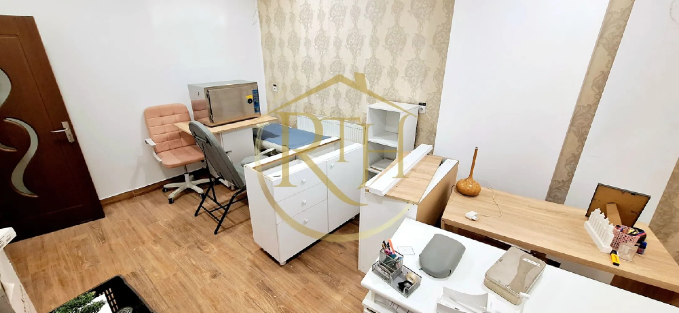 Oferim spre inchirie Cladire pentru Clinica Medicala in Complexul Studentesc - Oferim spre închiriere o clinică, situată în zona Complexului Studențesc, pe strada Socrate – un punct de interes intens circulat, ușor accesibil atât pentru pacienți, cât și pentru personalul medical. Proprietatea este perfect adaptată desfășurării de activități în domeniul medical, fiind deja compartimentată și dotată în conformitate cu cerințele acestui sector.
Clinica se desfășoară pe două nivele – parter și etaj – și are o suprafață utilă totală de 130 mp, la care se adaugă o mică terasă în față, ce poate fi amenajată funcțional sau estetic, în funcție de specificul activității. Compartimentarea este eficient gândită și include patru cabinete medicale individuale, trei grupuri sanitare (dedicate pacienților și personalului), o zonă de recepție primitoare, cameră de sterilizare, vestiar, cameră pentru deșeuri medicale și spațiu pentru depozitare.
Spațiul este ideal pentru un centru medical multidisciplinar, cabinet de familie, stomatologie, dermatologie, recuperare medicală, laborator de analize sau alte activități medicale care necesită compartimentare clară și funcționalitate riguroasă. Datorită amplasării în apropierea unei populații tinere și active, într-o zonă recunoscută pentru densitatea ridicată a locuitorilor și accesul facil la mijloacele de transport, locația oferă un potențial real de dezvoltare pentru orice afacere din domeniul sănătății.

Proprietatea se închiriază exclusiv prin RealTimHouse.ro – un pas spre un loc doar al tău. 
Prețul chiriei lunare este de 2500 euro, la care se adaugă o garanție echivalentă și comisionul agenției.