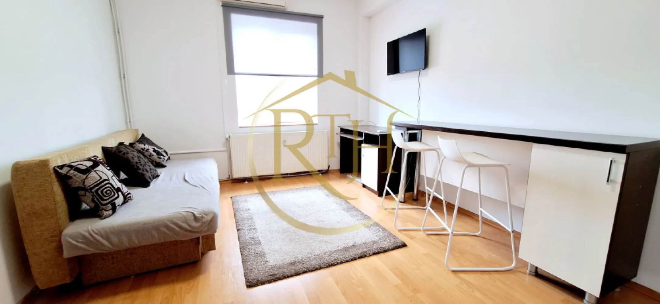 Oferim spre inchiriere garsoniera, zona Soarelui, langa Sud Plaza - Inchiriez garsoniera, situata la etajul 2 intr.un Bloc Nou, zona Soarelui, cu loc de parcare, langa Sud Plaza, la doar 10 minute de Spitalul Judetean, Continental, Auchan, Lidl, Penny, Mega Image, 2 minute pana la magazinul Profi si mijloc de transport in comun, 15 minute pana in zona Complexului Studentesc .
Garsoniera este complet mobilata si utilata, canapea extensibila, frigider, masina de spalat, plita electrica pentru gatit, baie cu cabina de dus .
Incalzire se face prin centrala proprie a blocului, cheltuieli foarte mici de intretinere, bloc privat, loc de parcare si supraveghere video .
Apartamentul este ideal pentru un cuplu sau o singura persoana .
Locul de parcare este situat in parcare privata a blocului cu supraveghere video si costa 10 euro pe luna .
Vizionare online : https://youtu.be/XyQiFq6VHRY?feature=shared
Proprietate reprezentata de RealTimHouse.ro . Un pas spre un loc doar al tau !
Libera de la 1 iunie !
Pret : 210 euro + garantie 210 euro + comision agentie