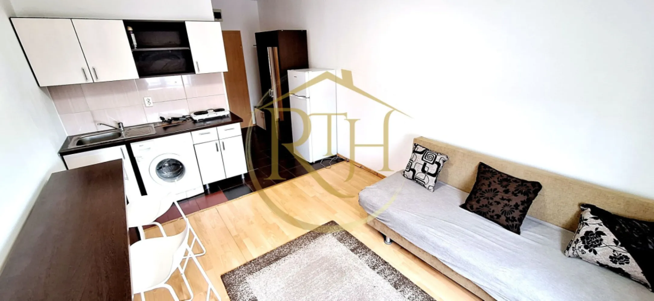 Oferim spre inchiriere garsoniera, zona Soarelui, langa Sud Plaza - Inchiriez garsoniera, situata la etajul 2 intr.un Bloc Nou, zona Soarelui, cu loc de parcare, langa Sud Plaza, la doar 10 minute de Spitalul Judetean, Continental, Auchan, Lidl, Penny, Mega Image, 2 minute pana la magazinul Profi si mijloc de transport in comun, 15 minute pana in zona Complexului Studentesc .
Garsoniera este complet mobilata si utilata, canapea extensibila, frigider, masina de spalat, plita electrica pentru gatit, baie cu cabina de dus .
Incalzire se face prin centrala proprie a blocului, cheltuieli foarte mici de intretinere, bloc privat, loc de parcare si supraveghere video .
Apartamentul este ideal pentru un cuplu sau o singura persoana .
Locul de parcare este situat in parcare privata a blocului cu supraveghere video si costa 10 euro pe luna .
Vizionare online : https://youtu.be/XyQiFq6VHRY?feature=shared
Proprietate reprezentata de RealTimHouse.ro . Un pas spre un loc doar al tau !
Libera de la 1 iunie !
Pret : 210 euro + garantie 210 euro + comision agentie