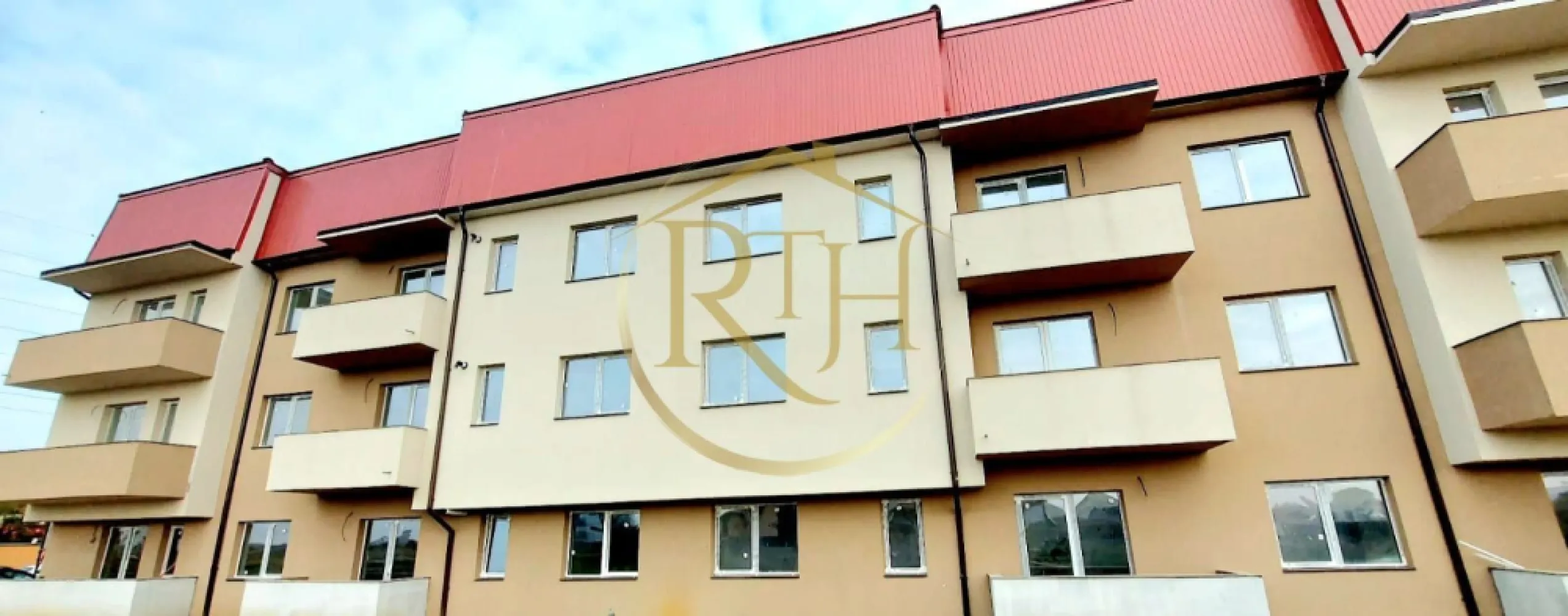 Oferim spre vanzare apartamente cu 2 camere, 0% Comision, Giroc - 0% Comision agentie ! Avem deosebita placere de a va oferi spre vanzare, dezvoltator Carpati Residence Giroc, aparamente cu 2 camere decomandate si open space, situate in cel mai nou complex rezidential din Giroc, complex in plina dezvoltare . 
Apartamentele se predau la cheie, finisaje de lux de cea mai buna calitate si compartimentare eficienta care satisface toate nevoile clientilor nostri ( apartamente decomandate sau open space ), spatiile sunt generoase si cu multa lumina naturala.
Complexul Carpati Residence se afla in Giroc in apropiere de Parcul de Role, magazine si supermarket.uri precum, Profi, , Lidl, Mega, sali se sport, Scoli, Gradinite, mijloc de transport in comun si multe altele .
Constructia este din caramida poroterm, izolatie eficienta, geamuri termopan, iar confortul termic este asigurat cu ajutorul centralei pe gaz si incalzire in pardoseala .
Suprafata utila a apartamentelor este de 52 mp pentru cele open space si 53 mp pentru cele decomandate .
Locuitorii complexului Carpati Residence beneficieaza la achizitionarea unui apartament si de un loc de parcare GRATUIT, in zona se regasesc locuri de joaca pentru copii, parcuri, iluminat stradal etc .
Acceptăm orice tip de credit bancar şi oferim GRATUIT consultanţă în vederea obţinerii unui credit pentru achiziţionarea imediată a unui apartament din complexul Carpati Residence Giroc . 
Proprietatre reprezentata de RealTimHouse.ro . Un pas spre un loc doar al tau !
Va asteptam cu drag la o vizionare . 
Preturile incep de la : 85000 euro pentru cele cu 2 camere si de la 88000 la cele cu 3 camere ,nu se plateste comision agentie.
