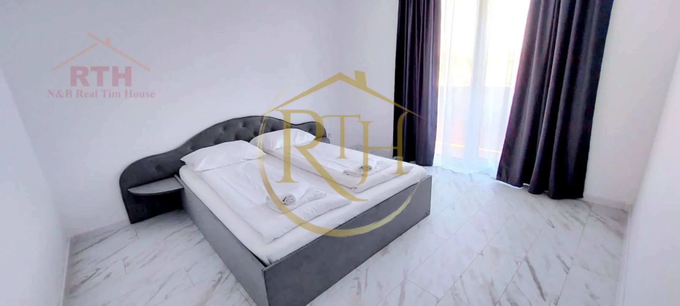 Oferim spre vanzare apartamente cu 2 camere, 0% Comision, Giroc - 0% Comision agentie ! Avem deosebita placere de a va oferi spre vanzare, dezvoltator Carpati Residence Giroc, aparamente cu 2 camere decomandate si open space, situate in cel mai nou complex rezidential din Giroc, complex in plina dezvoltare . 
Apartamentele se predau la cheie, finisaje de lux de cea mai buna calitate si compartimentare eficienta care satisface toate nevoile clientilor nostri ( apartamente decomandate sau open space ), spatiile sunt generoase si cu multa lumina naturala.
Complexul Carpati Residence se afla in Giroc in apropiere de Parcul de Role, magazine si supermarket.uri precum, Profi, , Lidl, Mega, sali se sport, Scoli, Gradinite, mijloc de transport in comun si multe altele .
Constructia este din caramida poroterm, izolatie eficienta, geamuri termopan, iar confortul termic este asigurat cu ajutorul centralei pe gaz si incalzire in pardoseala .
Suprafata utila a apartamentelor este de 52 mp pentru cele open space si 53 mp pentru cele decomandate .
Locuitorii complexului Carpati Residence beneficieaza la achizitionarea unui apartament si de un loc de parcare GRATUIT, in zona se regasesc locuri de joaca pentru copii, parcuri, iluminat stradal etc .
Acceptăm orice tip de credit bancar şi oferim GRATUIT consultanţă în vederea obţinerii unui credit pentru achiziţionarea imediată a unui apartament din complexul Carpati Residence Giroc . 
Proprietatre reprezentata de RealTimHouse.ro . Un pas spre un loc doar al tau !
Va asteptam cu drag la o vizionare . 
Preturile incep de la : 85000 euro pentru cele cu 2 camere si de la 88000 la cele cu 3 camere ,nu se plateste comision agentie.