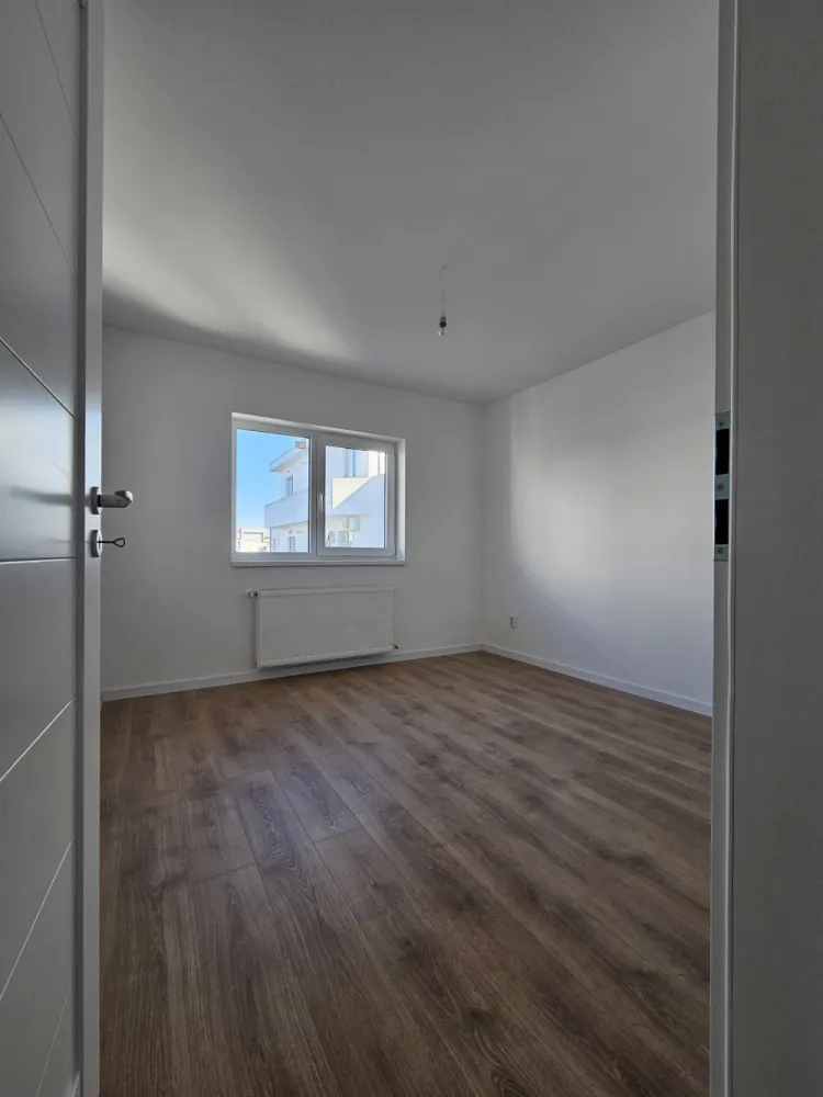 Ansamblu Doamna Stanca, Sibiu - Situat într-o zonă foarte bine conectată la principalele puncte de interes ale orașului, noul ansamblu rezidențial oferă apartamente moderne, bine compartimentate și gândite pentru un stil de viață confortabil și practic. Prima etapă a proiectului cuprinde 3 imobile cu regim de înălțime P+6, fiecare având doar 4 apartamente pe etaj – un detaliu care asigură intimitate și confort. Parterul este rezervat spațiilor comerciale, pentru un plus de accesibilitate în viața de zi cu zi. Ansamblul oferă apartamente bine dimensionate, cu 3 și 4 camere, în multiple variante funcționale, concepute astfel încât să răspundă nevoilor unei vieți urbane active. Locuințele se predau la un stadiu de semifinisat avansat, echipate cu centrală termică individuală în condensație și toate utilitățile contorizate separat. La cerere, există și opțiunea de predare finisată la cheie.