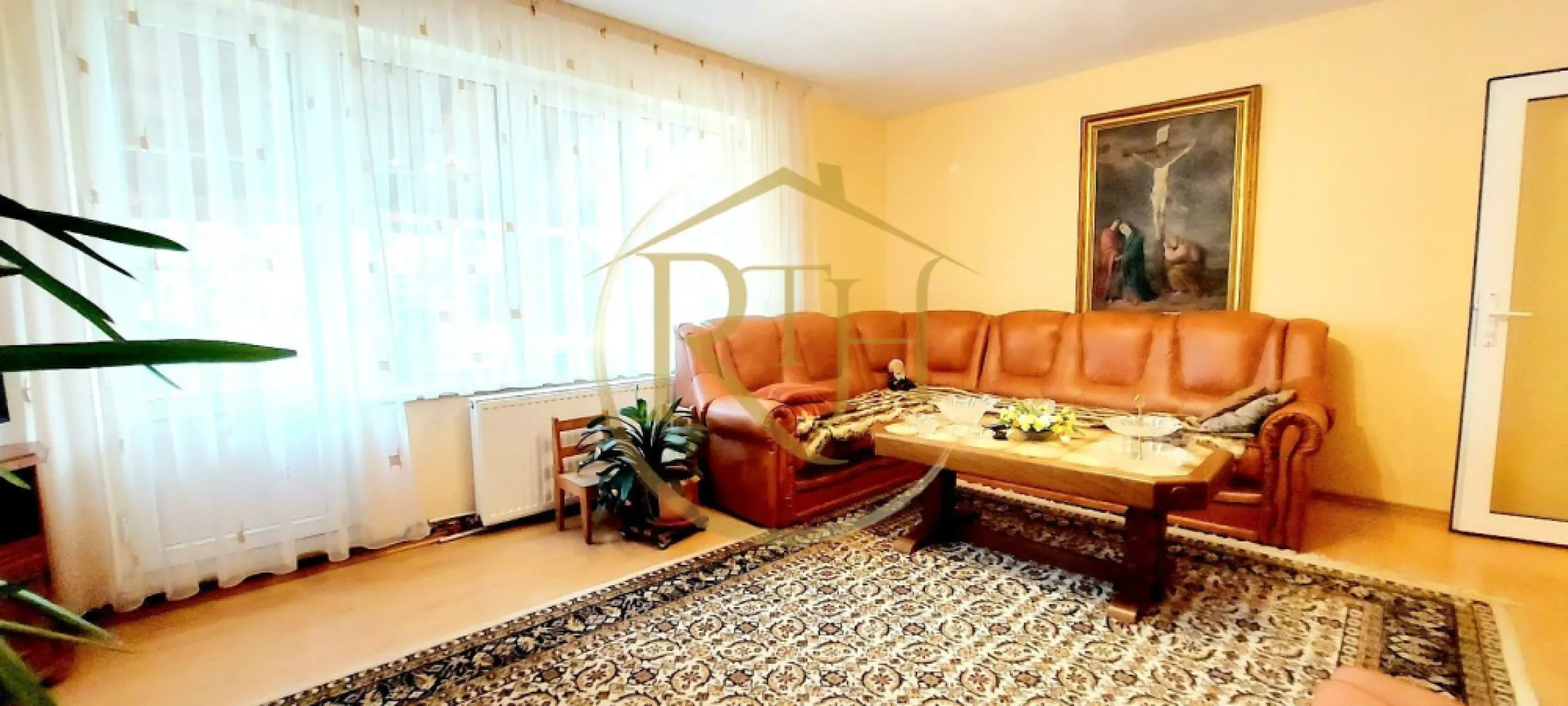 Oferim spre vanzare casa, 6 camere, 162mp utili, 809mp teren, in Giroc - Oferim spre vânzare o casă individuală spațioasă, situată în Giroc, pe strada Bârzava, în vatra satului, aproape de supermarket, școală, grădiniță, biserică și cu acces facil la Centura Sud.

Construită în 2007, casa are un regim de înălțime P+M și este realizată din cărămidă, cu acoperiș din țiglă. Si izolatie termica . Compartimentarea este ideală pentru o familie numeroasă sau pentru două generații, având 6 camere, 2 băi, 2 bucătării, dressing, cameră tehnică, spații de depozitare și beci. De asemenea, beneficiază de două garaje cu acces direct în casă și două terase generoase, perfecte pentru relaxare, terasa de jos are suprafata de 22 mp, iar terasa de la etaj are suprafata de 43 mp. Accesul in casa se poate face si separat, casa avand si intrare separata pentru partea de sus . 
Terenul aferent are o suprafață de 809 mp și include o curte frumos si livada cu pomi fructiferi, mult spațiu verde și un loc de grătar. Casa este dotată cu geamuri termopan, gresie, faianță, parchet și climatizare. Sistemul de încălzire poate fi asigurat atât de centrala termică pe gaz, cât și de centrala pe lemne.
Accesul se face pe un drum de servitute trecut in acte, care deserveste cele 2 proprietati, casa de la strada si aceasta casa . 
Suprafața utilă a casei este de 162 mp, iar locuința se vinde semimobilată și utilată. 
Se acceptă atât plata cash, cât și prin credit ipotecar. Oferim consultanță gratuită pentru obținerea unui credit prin brokerul nostru, ajutându-vă să găsiți cea mai avantajoasă soluție de finanțare.

Prețul este de 199.000 euro cu teren de 511 mp (se poate vinde cu o suprafata de 809 mp la prete 227000 euro), ușor negociabil, fără comision de agenție. 
Proprietatea este reprezentată exclusiv de RealTimHouse.ro – Un pas spre un loc doar al tău! 
Pentru mai multe detalii și programarea unei vizionări, nu ezitați să ne contactați la numărul din anunț.