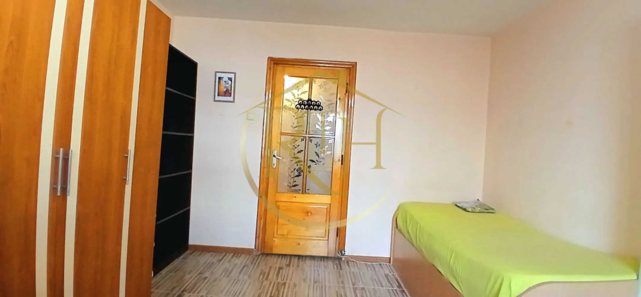 Oferim spre inchiriere garsoniera, situata in Complexul Studentesc - Închiriez garsonieră cu bucătărie separată, situată la etajul 3 din 4, în Complexul Studențesc, pe strada Miorița, într-o zonă ideală pentru studenți, având în apropiere facultăți, magazine precum Profi și Lidl, precum și alte puncte de interes.
Locuința este compartimentată eficient, oferind un spațiu confortabil și funcțional. La intrare se află bucătăria, dotată cu frigider, aragaz pe butelie și hotă, iar camera principală este spațioasă, mobilată cu două paturi, dulapuri pentru haine și birouri, asigurând confortul necesar pentru studiu și relaxare. Baia este dotată cu cadă, iar garsoniera dispune și de o mașină de spălat haine.
Încălzirea și apa caldă sunt furnizate de rețeaua orașului, iar blocul este izolat termic, ceea ce contribuie la costuri reduse de întreținere. Este o alegere ideală pentru studenți, două fete, doi băieți sau un cuplu. Nu se acceptă @nimale de c0mpanie.

Proprietatea este reprezentată de RealTimHouse.ro – Un pas spre un loc doar al tău!
Preț: 220 euro chirie + 220 euro garanție + comision agenție.