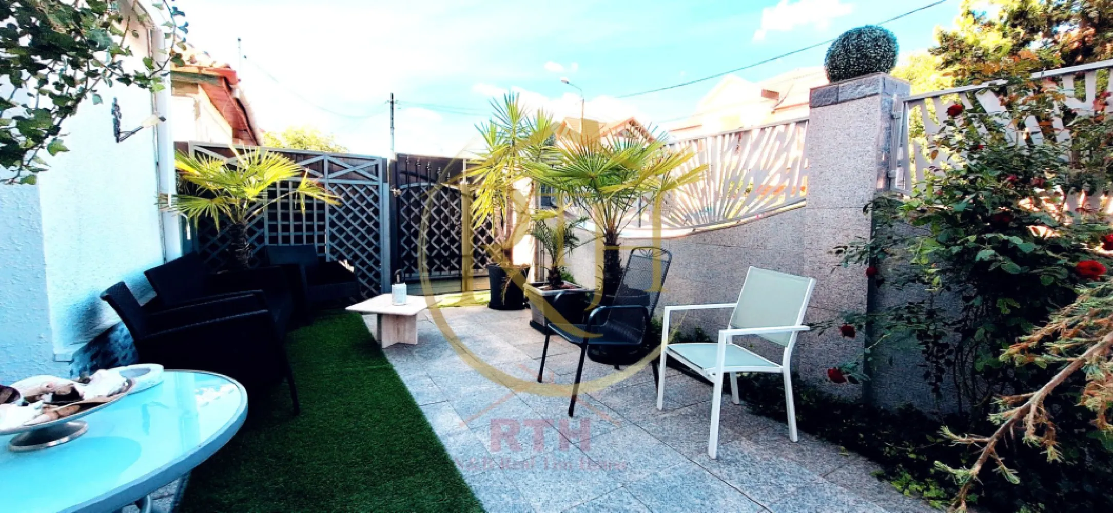 Oferim spre vanzare, proprietate deosebita, 7 camere, zona Modern 0% Comision - Această casă deosebită, situată în zona Modern din Timișoara, oferă un echilibru perfect între spațiu generos, funcționalitate și confort, fiind ideală atât pentru o familie numeroasă, cât și pentru investiție. Cu o suprafață desfășurată de 278 mp și o suprafață utilă de 190 mp, proprietatea este amplasată pe un teren de 743 mp, într-o zonă liniștită, dar foarte bine conectată la facilități importante precum Lidl, Kaufland și Piața Badea Cârțan.
Casa are un regim de înălțime de parter plus etaj și este compartimentată inteligent pentru a oferi intimitate și confort. Partea din față a locuinței dispune la parter de un living generos open-space cu bucătăria, un dormitor, o baie, un birou și un hol spațios, având acces direct către terasa din față și cea din spate. La etaj, locuința continuă cu două dormitoare, un living open-space cu bucătăria și o baie, oferind un spațiu aerisit și luminos.
În partea din spate a proprietății se află două apartamente separate, unul la parter și unul la etaj, fiecare având propria intrare și contorizare individuală. Fiecare apartament este compus dintr-o cameră spațioasă, o bucătărie, o baie și o terasă, ceea ce le face ideale atât pentru locuință, cât și pentru închiriere. 
Un alt avantaj important al acestei proprietăți este podul generos, ideal pentru depozitare, oferind un spațiu suplimentar perfect organizării eficiente a lucrurilor necesare
Curtea generoasă este bine organizată și include o anexă recent construită, oferind un spațiu suplimentar versatil pentru depozitare sau alte activități. Accesul auto este securizat cu o poartă cu telecomandă, asigurând siguranță și confort proprietarilor. Spațiul exterior impresionează printr-o oază de verdeață, unde se regăsesc numeroase flori, palmieri și pomi fructiferi, creând un cadru relaxant și plăcut pentru momentele petrecute în aer liber.

Întreaga locuință beneficiază de un sistem de încălzire eficient, realizat prin centrală termică pe gaz, iar climatizarea este asigurată prin instalații de aer condiționat. Cu un total de 7 camere, 4 bucătării, 4 băi și 4 terase, această casă reprezintă o oportunitate unică pe piața imobiliară, fiind disponibilă la prețul de 347.000 euro. Nu se plateste comision agentie . 
Proprietate reprezentata in exclusivitate de RealTimHouse.ro - Un pas spre un loc doar al tau !
Vizionare online : https://youtu.be/HGyeU7rQmow?feature=shared