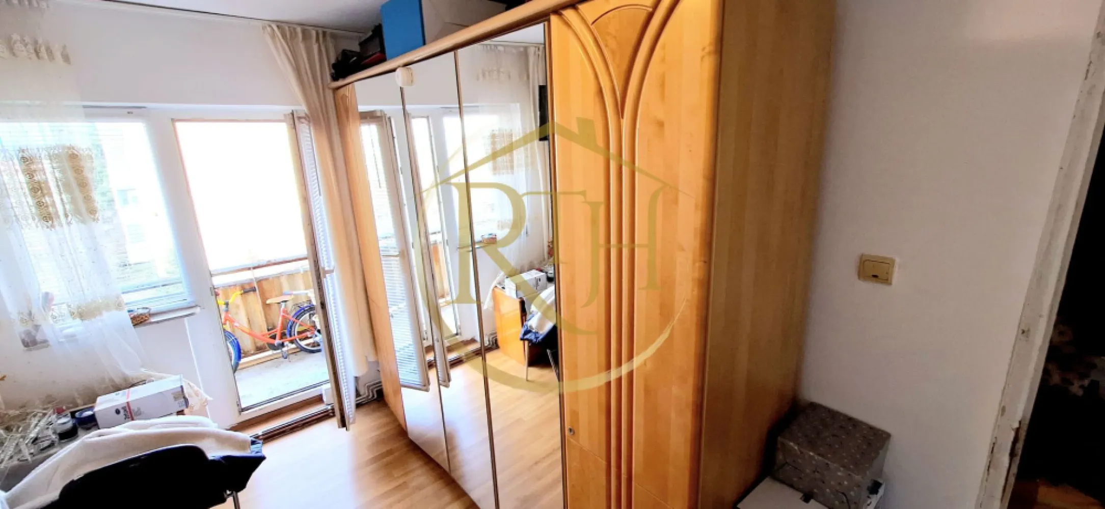 Apartament cu 3 camere, zona Girocului, Direct de la Proprietar, 0% Comision - Descoperă acest apartament spațios cu 3 camere, situat într-o zonă excelentă din Timișoara, pe strada Salcâmilor, în zona Girocului. Aflat la etajul 3 dintr-un bloc de 4 etaje cu acoperis, apartamentul oferă o compartimentare inteligentă, perfectă pentru o familie sau pentru cei care își doresc un cămin generos și bine organizat.
Cu o suprafață utilă de 65,20 mp, locuința este semidecomandată și cuprinde două dormitoare confortabile, un living luminos cu acces direct la balcon, o bucătărie spațioasă, două băi, un spațiu de depozitare practic și două holuri – unul la intrare și unul de trecere. În plus, al doilea balcon, aferent unuia dintre dormitoare .
Apartamentul beneficiază de centrală termică pe gaz și aparat de aer condiționat, oferind confort pe tot parcursul anului. Geamurile termopan asigură izolare fonică și termică, iar lumina naturală pătrunde generos în fiecare cameră. Se vinde parțial mobilat și utilat, lăsând loc noului proprietar să îl personalizeze după propriul gust.
Locația este un mare atu – foarte aproape de Spitalul Județean, Școala Gimnaziala Nr. 25, Liceul Teoretic Iris, Lidl, Profi chiar langa bloc și Parcul Pădurice, oferind acces facil la toate facilitățile necesare unei vieți urbane comode. Apartamentul necesită renovare, ceea ce reprezintă o oportunitate excelentă pentru cei care doresc să-și creeze un spațiu exact așa cum și-l imaginează.
Această proprietate este reprezentată în exclusivitate de RealTimHouse.ro – Un pas spre un loc doar al tău!
Prețul este de 109.000 euro foarte usor negociabil, iar cumpărătorul NU plătește comision.