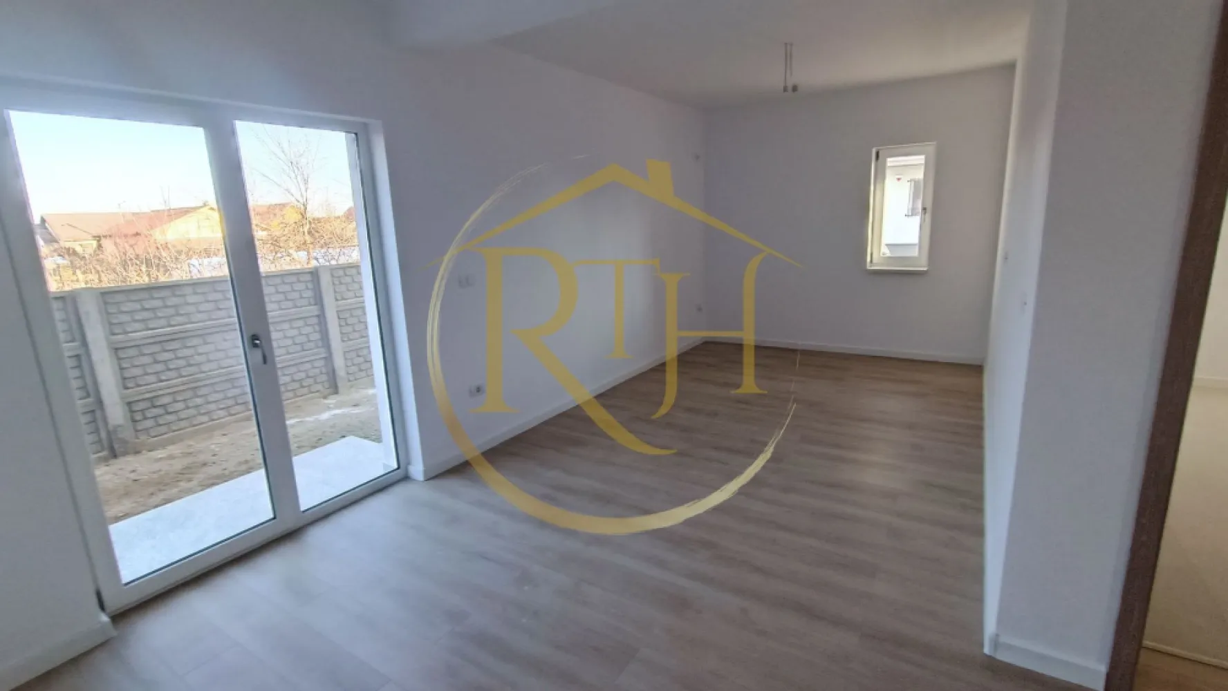 Nu rata ultimele 2 apartamente, 2 camere 53 mp,curte proprie 23 mp, 0% Comision - Îți dorești un apartament cu 2 camere modern, luminos și excelent compartimentat? Atunci acesta este locul ideal pentru tine! Îți prezentăm apartamente noi, aflate într-un bloc recent construit, gândite cu atenție pentru a-ți oferi confort, funcționalitate și un stil de viață relaxat.

Apartamentele au o suprafață utilă de 53 mp și sunt realizate din cărămidă, beneficiind de o izolație termică eficientă. Încălzirea în pardoseală și centrala proprie pe gaz îți asigură un confort termic ridicat în orice anotimp, iar ferestrele din termopan contribuie atât la eficiență energetică, cât și la liniștea din locuință. Imobilul dispune de acoperiș din țiglă și interfon, oferind un plus de calitate și siguranță.
Dacă alegi apartamentul situat la parter, vei avea avantajul unei curți proprii de 32 mp, înscrisă în CF – perfectă pentru relaxare, grădinărit sau amenajarea unui spațiu outdoor personalizat. În plus, fiecare apartament beneficiază de loc de parcare gratuit, inclus în preț. Zona este liniștită, cu locuri de joacă, parcuri și iluminat stradal, ideală pentru familii sau pentru cei care își doresc confort și serenitate.
Prețul pentru apartamentul cu curte inclusă este de 108.000 €. Se acceptă orice tip de credit bancar, iar pentru un proces cât mai simplu, oferim consultanță gratuită pentru obținerea finanțării. Apartamentele se predau la cheie și sunt disponibile pentru mutare imediată.

Proprietatea este reprezentată de RealTimHouse.ro – Un pas spre un loc doar al tău!
Te așteptăm cu drag la o vizionare!