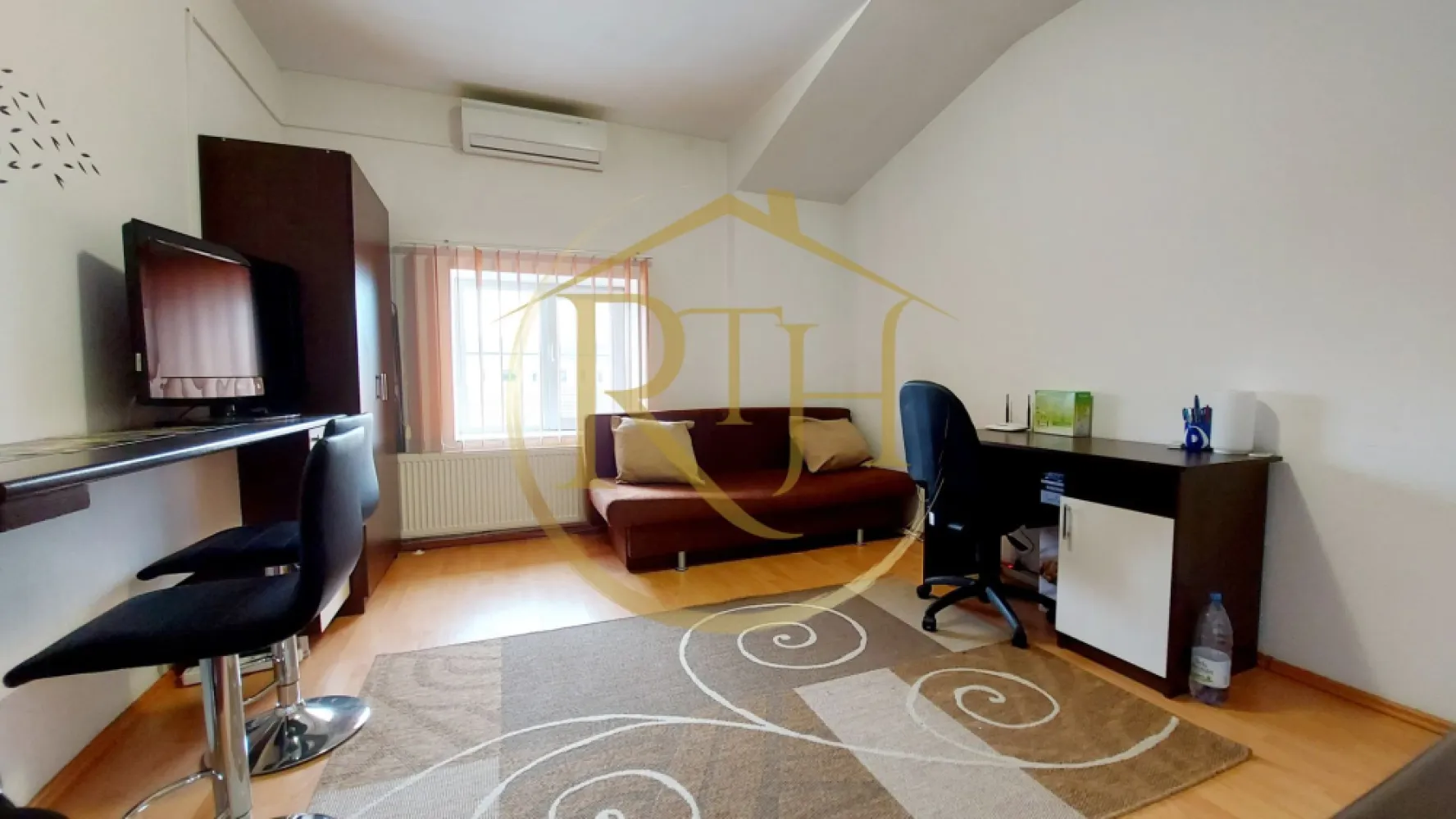 Oferim spre inchiriere garsoniera, zona Soarelui langa Sud Plaza - Oferim spre inchiriere, garsoniera situata in zona Soarelui, la etajul 2 al unui bloc nou, langa Sud Plaza, Centrul Vamal, Foarte aproape de Continental Buziasului, Complexul Studentesc si Spitalul Judetean, Auchan, Lidl, Mega Image, magazinele Profi
Se inchiriaza mobilata si utilata, compusa din camera spatioasa, hol de intrare, baie cu cabina de dush si bucatarie open space cu camera . 
Garsoniera dispune de canapea extensibila, masina de spalat haine, plita electrica pentru gatit, clima, birou, dulap de haine si televizor . 
Incalzirea se realizeaza prin centrala proprie a blocului, cheltuielile de intretinere sunt foarte mici . 
Blocul dispune si de parcare privata, acces securizat cu bariera si supraveghere video . Pretul unui loc de parcare este de 10 euro/luna pentru cei care au masina si doresc un loc de parcare .
Acceptam cuplu sau o singura persoana . Nu se accepta animale de companie .
Proprietate reprezentata de RealTimHouse.ro . Un pas spre un loc doar al tau !
Vizionare Online : https://youtu.be/60IzfIgLvC4
Pret : 210 euro + garantie 210 euro + comision agentie