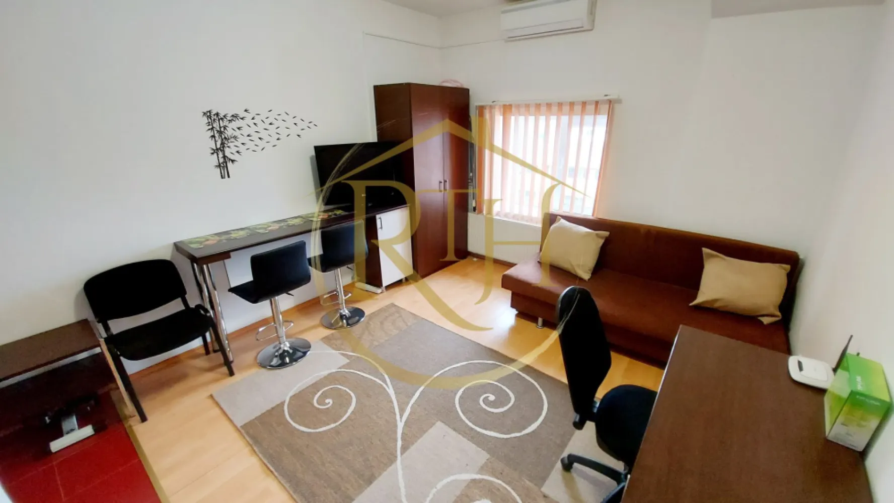 Oferim spre inchiriere garsoniera, zona Soarelui langa Sud Plaza - Oferim spre inchiriere, garsoniera situata in zona Soarelui, la etajul 2 al unui bloc nou, langa Sud Plaza, Centrul Vamal, Foarte aproape de Continental Buziasului, Complexul Studentesc si Spitalul Judetean, Auchan, Lidl, Mega Image, magazinele Profi
Se inchiriaza mobilata si utilata, compusa din camera spatioasa, hol de intrare, baie cu cabina de dush si bucatarie open space cu camera . 
Garsoniera dispune de canapea extensibila, masina de spalat haine, plita electrica pentru gatit, clima, birou, dulap de haine si televizor . 
Incalzirea se realizeaza prin centrala proprie a blocului, cheltuielile de intretinere sunt foarte mici . 
Blocul dispune si de parcare privata, acces securizat cu bariera si supraveghere video . Pretul unui loc de parcare este de 10 euro/luna pentru cei care au masina si doresc un loc de parcare .
Acceptam cuplu sau o singura persoana . Nu se accepta animale de companie .
Proprietate reprezentata de RealTimHouse.ro . Un pas spre un loc doar al tau !
Vizionare Online : https://youtu.be/60IzfIgLvC4
Pret : 210 euro + garantie 210 euro + comision agentie