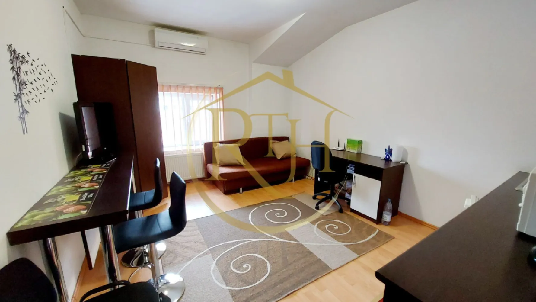 Oferim spre inchiriere garsoniera, zona Soarelui langa Sud Plaza - Oferim spre inchiriere, garsoniera situata in zona Soarelui, la etajul 2 al unui bloc nou, langa Sud Plaza, Centrul Vamal, Foarte aproape de Continental Buziasului, Complexul Studentesc si Spitalul Judetean, Auchan, Lidl, Mega Image, magazinele Profi
Se inchiriaza mobilata si utilata, compusa din camera spatioasa, hol de intrare, baie cu cabina de dush si bucatarie open space cu camera . 
Garsoniera dispune de canapea extensibila, masina de spalat haine, plita electrica pentru gatit, clima, birou, dulap de haine si televizor . 
Incalzirea se realizeaza prin centrala proprie a blocului, cheltuielile de intretinere sunt foarte mici . 
Blocul dispune si de parcare privata, acces securizat cu bariera si supraveghere video . Pretul unui loc de parcare este de 10 euro/luna pentru cei care au masina si doresc un loc de parcare .
Acceptam cuplu sau o singura persoana . Nu se accepta animale de companie .
Proprietate reprezentata de RealTimHouse.ro . Un pas spre un loc doar al tau !
Vizionare Online : https://youtu.be/60IzfIgLvC4
Pret : 210 euro + garantie 210 euro + comision agentie