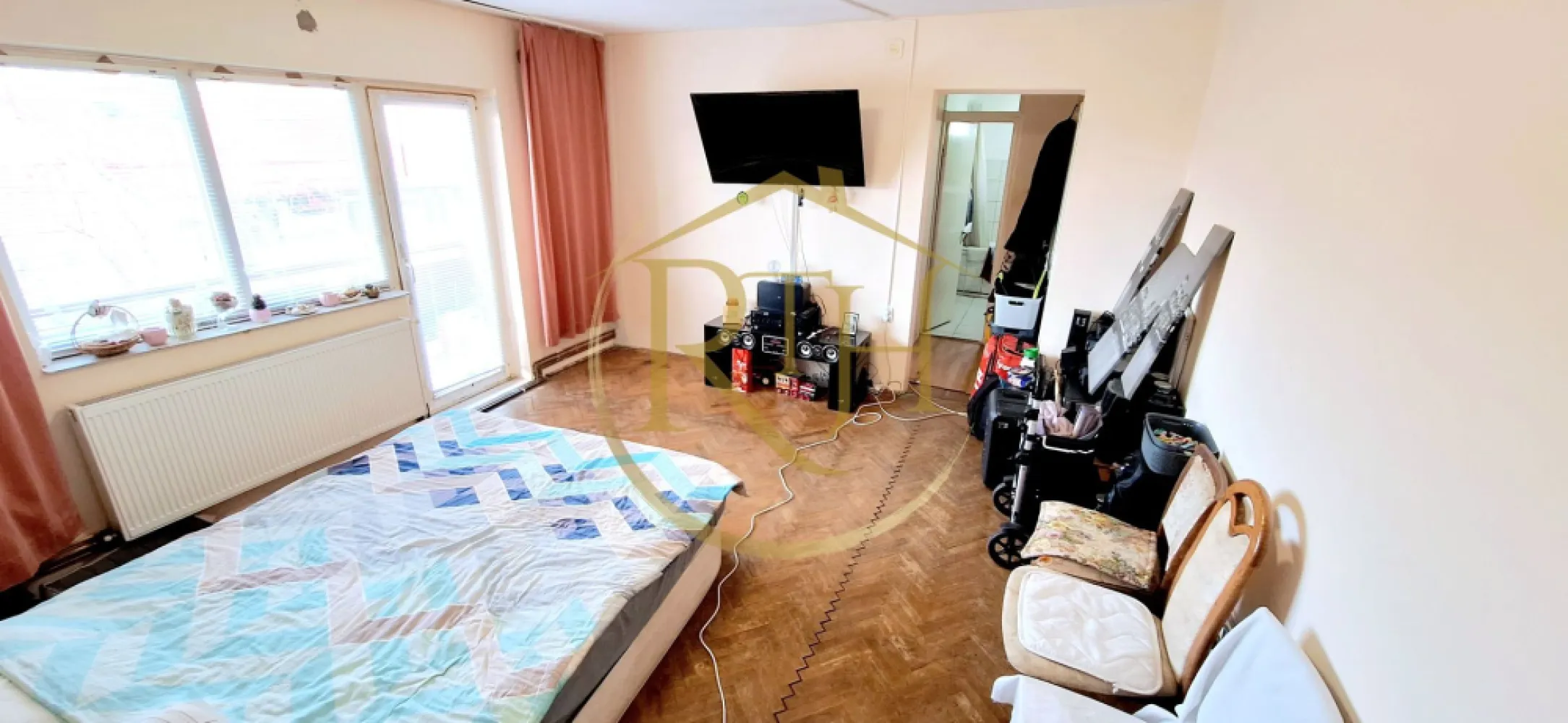 Oferim spre vanzare, Apartament cu 3 camere, Girocului, Sp. Judetean 0% Comision - Descoperă acest apartament spațios cu 3 camere, situat într-o zonă excelentă din Timișoara, pe strada Salcâmilor, în zona Girocului. Aflat la etajul 3 dintr-un bloc de 4 etaje cu acoperis, apartamentul oferă o compartimentare inteligentă, perfectă pentru o familie sau pentru cei care își doresc un cămin generos și bine organizat.
Cu o suprafață utilă de 65,20 mp, locuința este semidecomandată și cuprinde două dormitoare confortabile, un living luminos cu acces direct la balcon, o bucătărie spațioasă, două băi, un spațiu de depozitare practic și două holuri – unul la intrare și unul de trecere. În plus, al doilea balcon, aferent unuia dintre dormitoare .
Apartamentul beneficiază de centrală termică pe gaz și aparat de aer condiționat, oferind confort pe tot parcursul anului. Geamurile termopan asigură izolare fonică și termică, iar lumina naturală pătrunde generos în fiecare cameră. Se vinde parțial mobilat și utilat, lăsând loc noului proprietar să îl personalizeze după propriul gust.
Locația este un mare atu – foarte aproape de Spitalul Județean, Școala Gimnaziala Nr. 25, Liceul Teoretic Iris, Lidl, Profi chiar langa bloc și Parcul Pădurice, oferind acces facil la toate facilitățile necesare unei vieți urbane comode. Apartamentul necesită renovare, ceea ce reprezintă o oportunitate excelentă pentru cei care doresc să-și creeze un spațiu exact așa cum și-l imaginează.
Această proprietate este reprezentată în exclusivitate de RealTimHouse.ro – Un pas spre un loc doar al tău!
Prețul este de 109.000 euro foarte usor negociabil, iar cumpărătorul NU plătește comision.