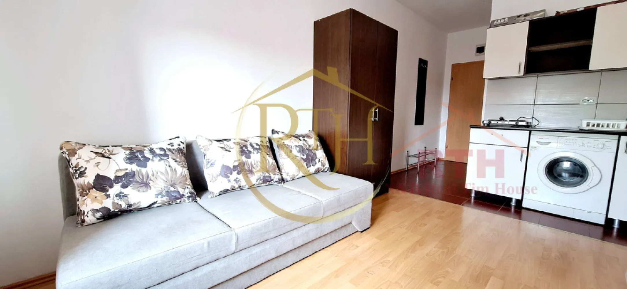 Oferim spre inchiriere garsoniera, loc de parcare, zona Soarelui - Inchiriez garsoniera, situata la etajul 3 intr.un Bloc Nou, zona Soarelui, cu loc de parcare, langa Sud Plaza, la doar 10 minute de Spitalul Judetean, Continental, Auchan, Lidl, Penny, Mega Image, 2 minute pana la magazinul Profi si mijloc de transport in comun, 15 minute pana in zona Complexului Studentesc . 
Garsoniera este complet mobilata si utilata, canapea extensibila, frigider, masina de spalat, plita electrica pentru gatit, baie cu cabina de dus .
Incalzire se face prin centrala proprie a blocului, cheltuieli foarte mici de intretinere, bloc privat, loc de parcare cu acces cu bariera si supraveghere video .
Apartamentul este ideal pentru un cuplu sau o singura persoana .
Locul de parcare este situat in parcare privata a blocului, acces cu bariera si supraveghere video si costa 10 euro pe luna .
Proprietate reprezentata de RealTimHouse.ro . Un pas spre un loc doar al tau !
Pret : 210 euro + garantie 210 euro + comision agentie