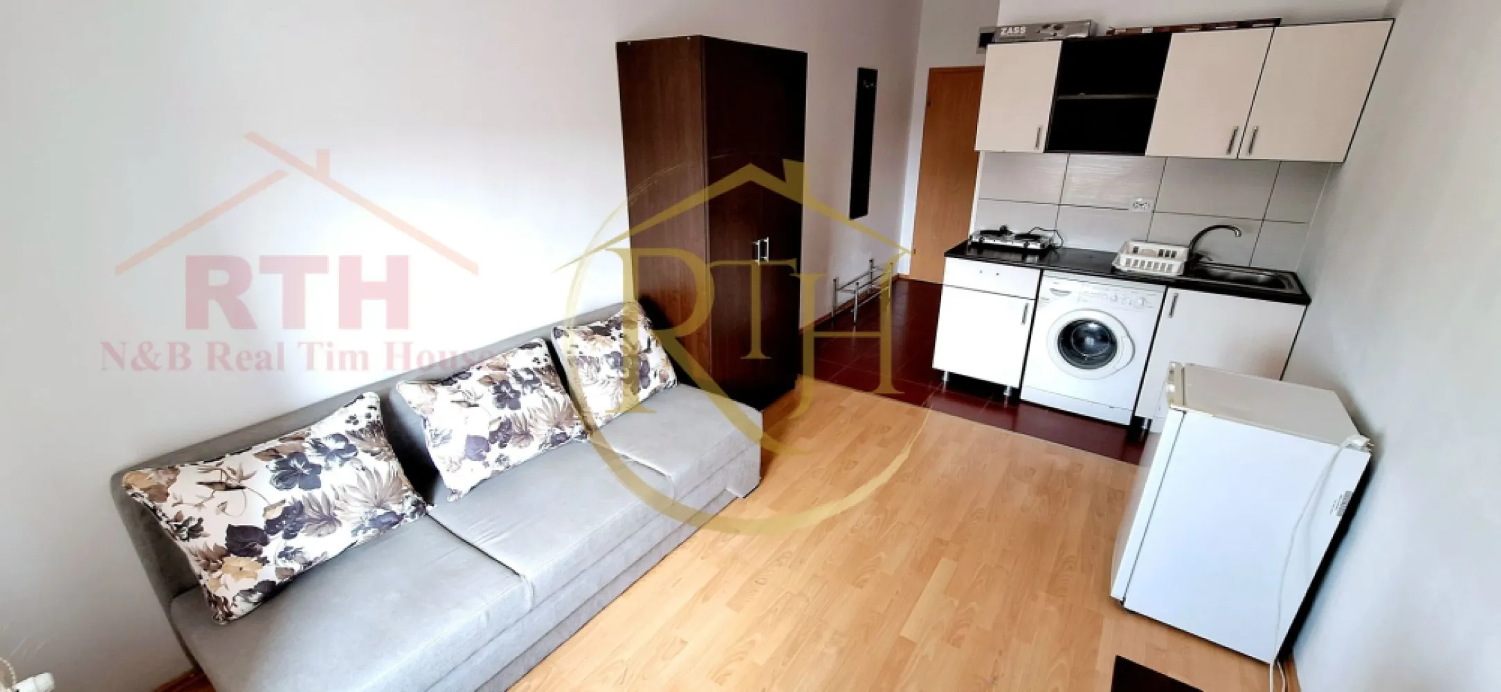 Oferim spre inchiriere garsoniera, loc de parcare, zona Soarelui - Inchiriez garsoniera, situata la etajul 3 intr.un Bloc Nou, zona Soarelui, cu loc de parcare, langa Sud Plaza, la doar 10 minute de Spitalul Judetean, Continental, Auchan, Lidl, Penny, Mega Image, 2 minute pana la magazinul Profi si mijloc de transport in comun, 15 minute pana in zona Complexului Studentesc . 
Garsoniera este complet mobilata si utilata, canapea extensibila, frigider, masina de spalat, plita electrica pentru gatit, baie cu cabina de dus .
Incalzire se face prin centrala proprie a blocului, cheltuieli foarte mici de intretinere, bloc privat, loc de parcare cu acces cu bariera si supraveghere video .
Apartamentul este ideal pentru un cuplu sau o singura persoana .
Locul de parcare este situat in parcare privata a blocului, acces cu bariera si supraveghere video si costa 10 euro pe luna .
Proprietate reprezentata de RealTimHouse.ro . Un pas spre un loc doar al tau !
Pret : 210 euro + garantie 210 euro + comision agentie