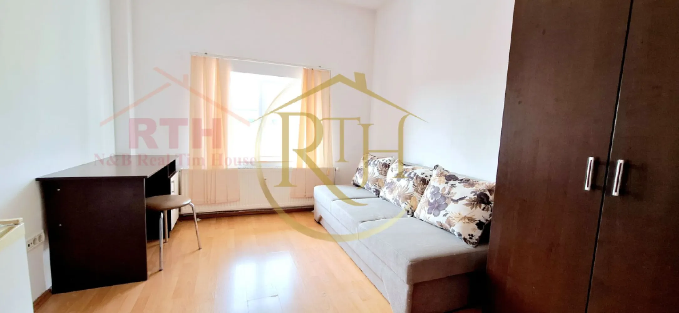 Oferim spre inchiriere garsoniera, loc de parcare, zona Soarelui - Inchiriez garsoniera, situata la etajul 3 intr.un Bloc Nou, zona Soarelui, cu loc de parcare, langa Sud Plaza, la doar 10 minute de Spitalul Judetean, Continental, Auchan, Lidl, Penny, Mega Image, 2 minute pana la magazinul Profi si mijloc de transport in comun, 15 minute pana in zona Complexului Studentesc . 
Garsoniera este complet mobilata si utilata, canapea extensibila, frigider, masina de spalat, plita electrica pentru gatit, baie cu cabina de dus .
Incalzire se face prin centrala proprie a blocului, cheltuieli foarte mici de intretinere, bloc privat, loc de parcare cu acces cu bariera si supraveghere video .
Apartamentul este ideal pentru un cuplu sau o singura persoana .
Locul de parcare este situat in parcare privata a blocului, acces cu bariera si supraveghere video si costa 10 euro pe luna .
Proprietate reprezentata de RealTimHouse.ro . Un pas spre un loc doar al tau !
Pret : 210 euro + garantie 210 euro + comision agentie